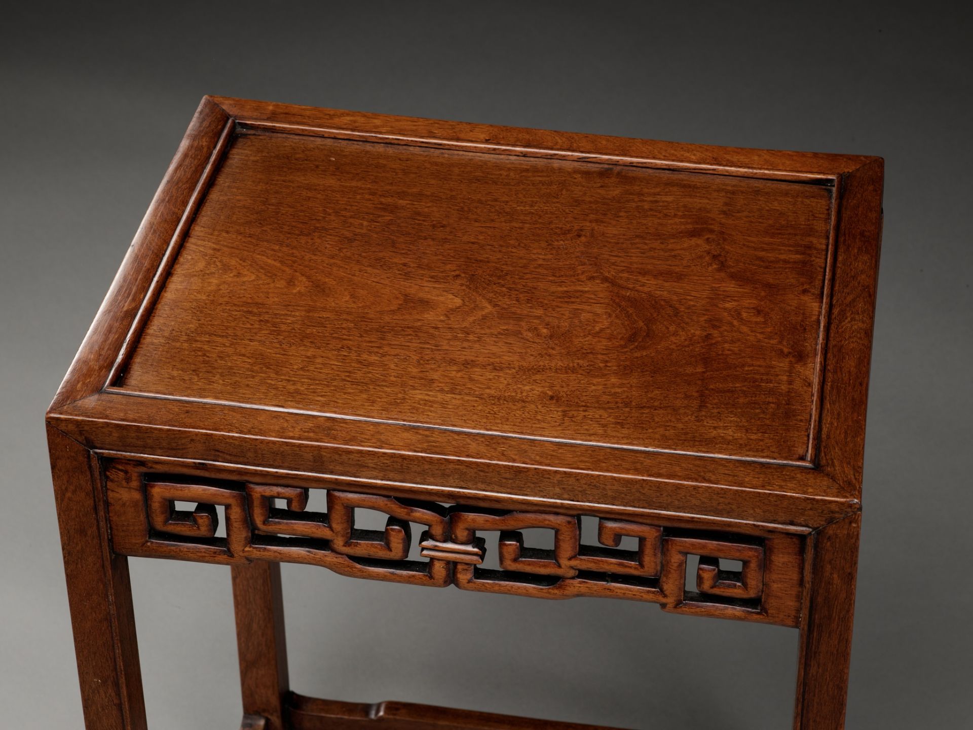 A HONGMU SIDE TABLE, LATE QING DYNASTY TO EARLY REPUBLIC PERIOD - Bild 3 aus 11