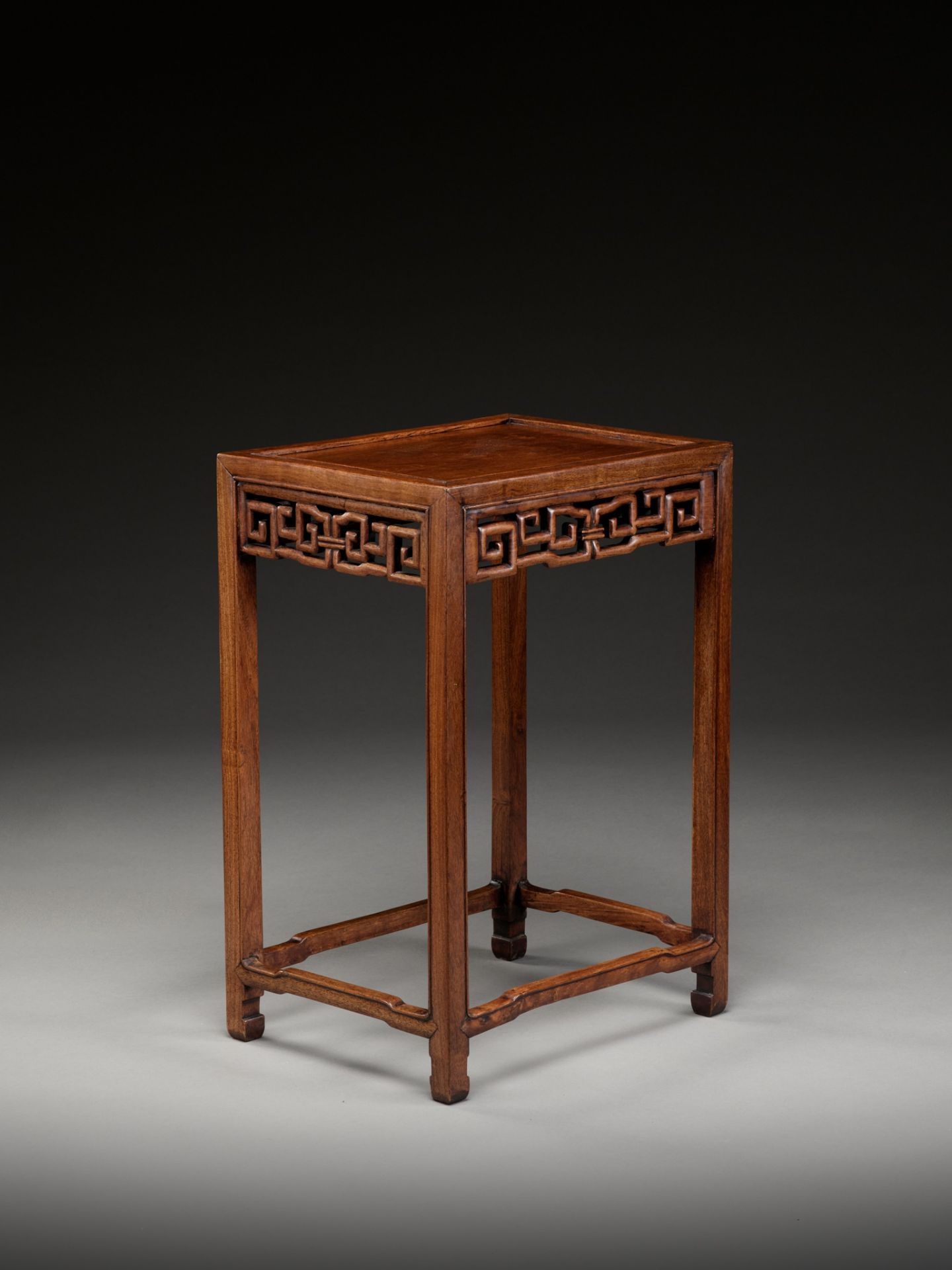 A HONGMU SIDE TABLE, LATE QING DYNASTY TO EARLY REPUBLIC PERIOD - Bild 7 aus 11