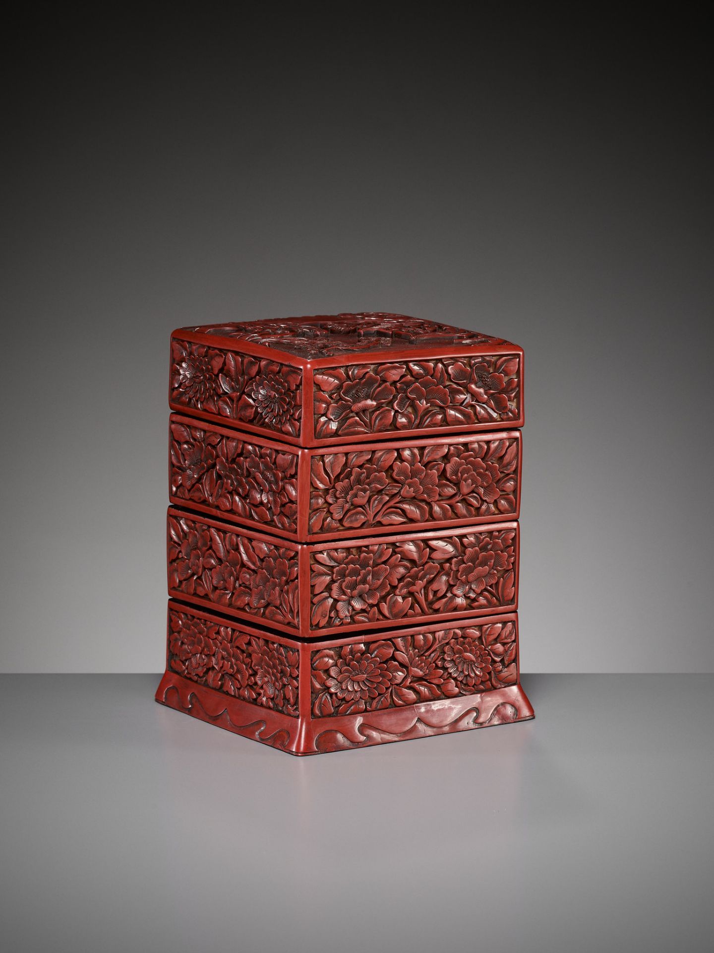 A CINNABAR LACQUER THREE-TIERED BOX AND COVER, LATE YUAN TO MID-MING DYNASTY - Image 16 of 17