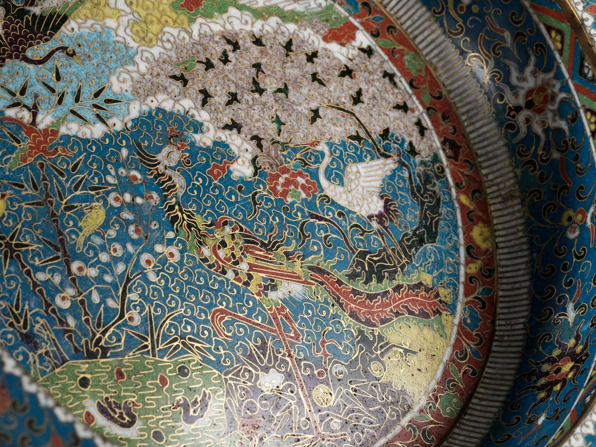 A LARGE 'BIRDS WORSHIPPING THE PHOENIX' CLOISONNE BASIN, MING DYNASTY - Image 7 of 14