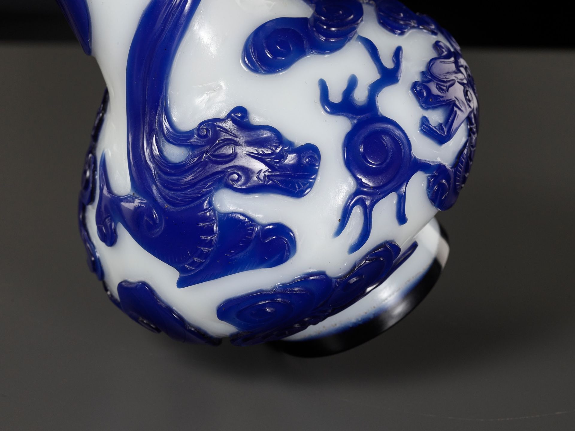 A SAPPHIRE-BLUE OVERLAY GLASS 'CHILONG' BOTTLE VASE, QIANLONG MARK AND POSSIBLY OF THE PERIOD - Bild 14 aus 15