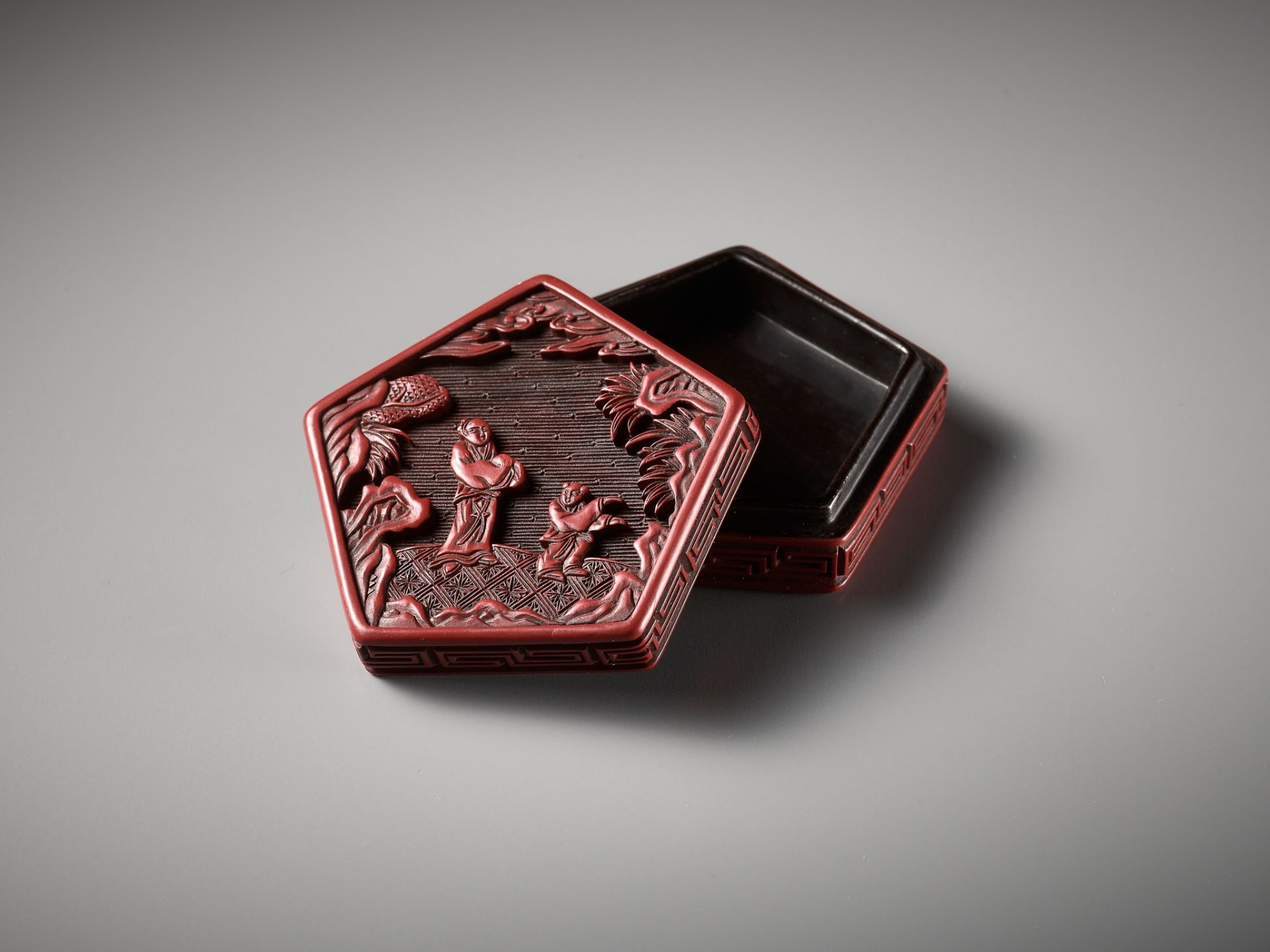 A SMALL CINNABAR LACQUER BOX AND COVER, YUAN TO MID-MING DYNASTY - Bild 12 aus 13