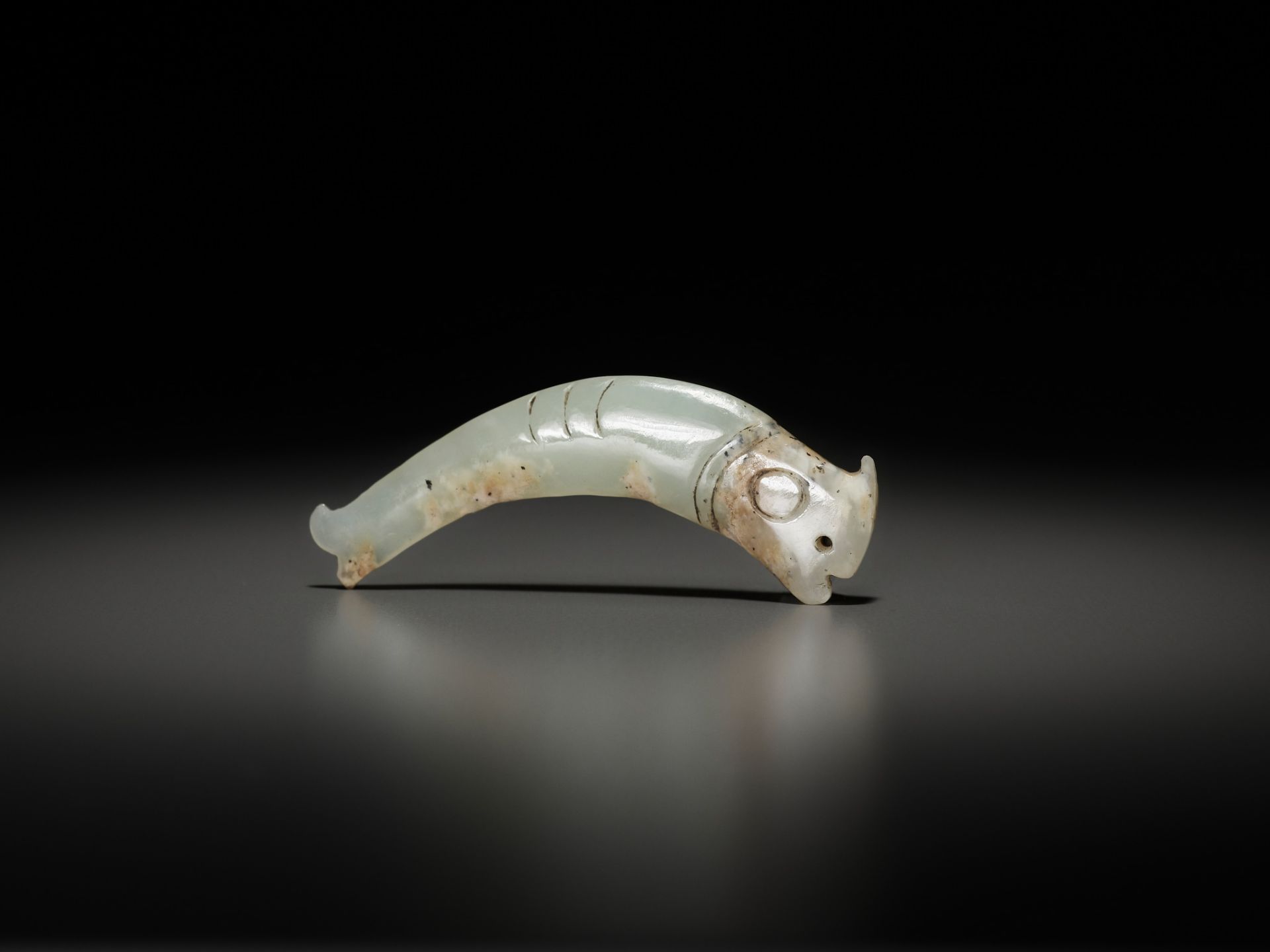 A PALE CELADON 'FISH' PENDANT, LATE SHANG TO EARLY WESTERN ZHOU DYNASTY - Bild 8 aus 12