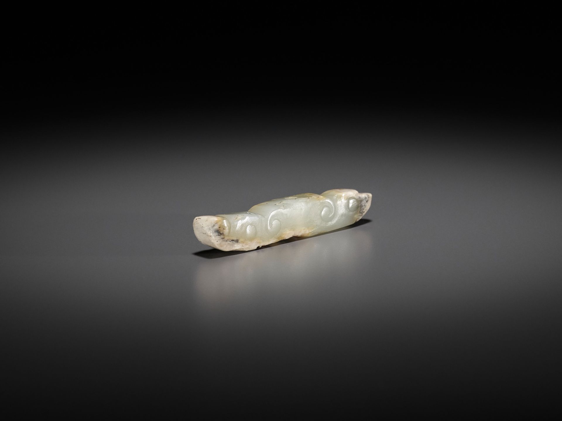 A JADE 'SILKWORM' PENDANT, LATE NEOLITHIC PERIOD TO SHANG DYNASTY - Image 11 of 12