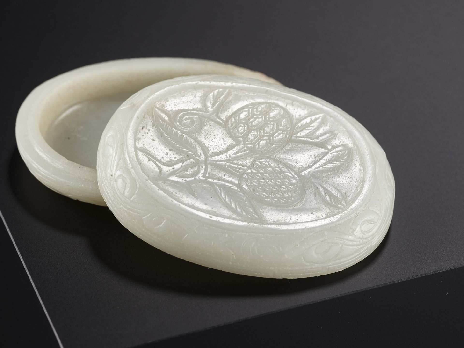 A WHITE JADE 'LYCHEE' BOX AND COVER, LATE MING DYNASTY - Image 9 of 9