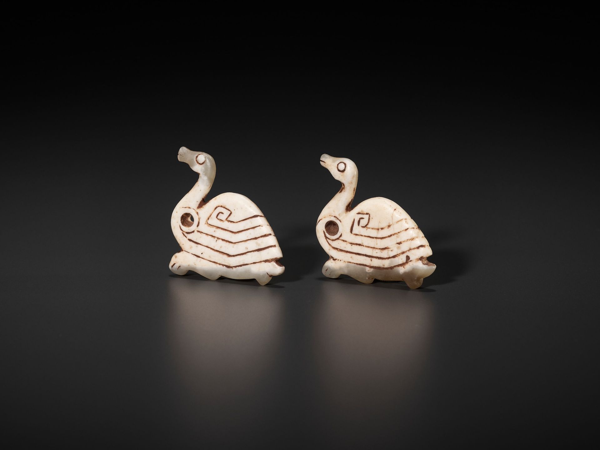 AN EXTREMELY RARE PAIR OF JADE 'GEESE' PENDANTS, SHANG DYNASTY - Image 6 of 12