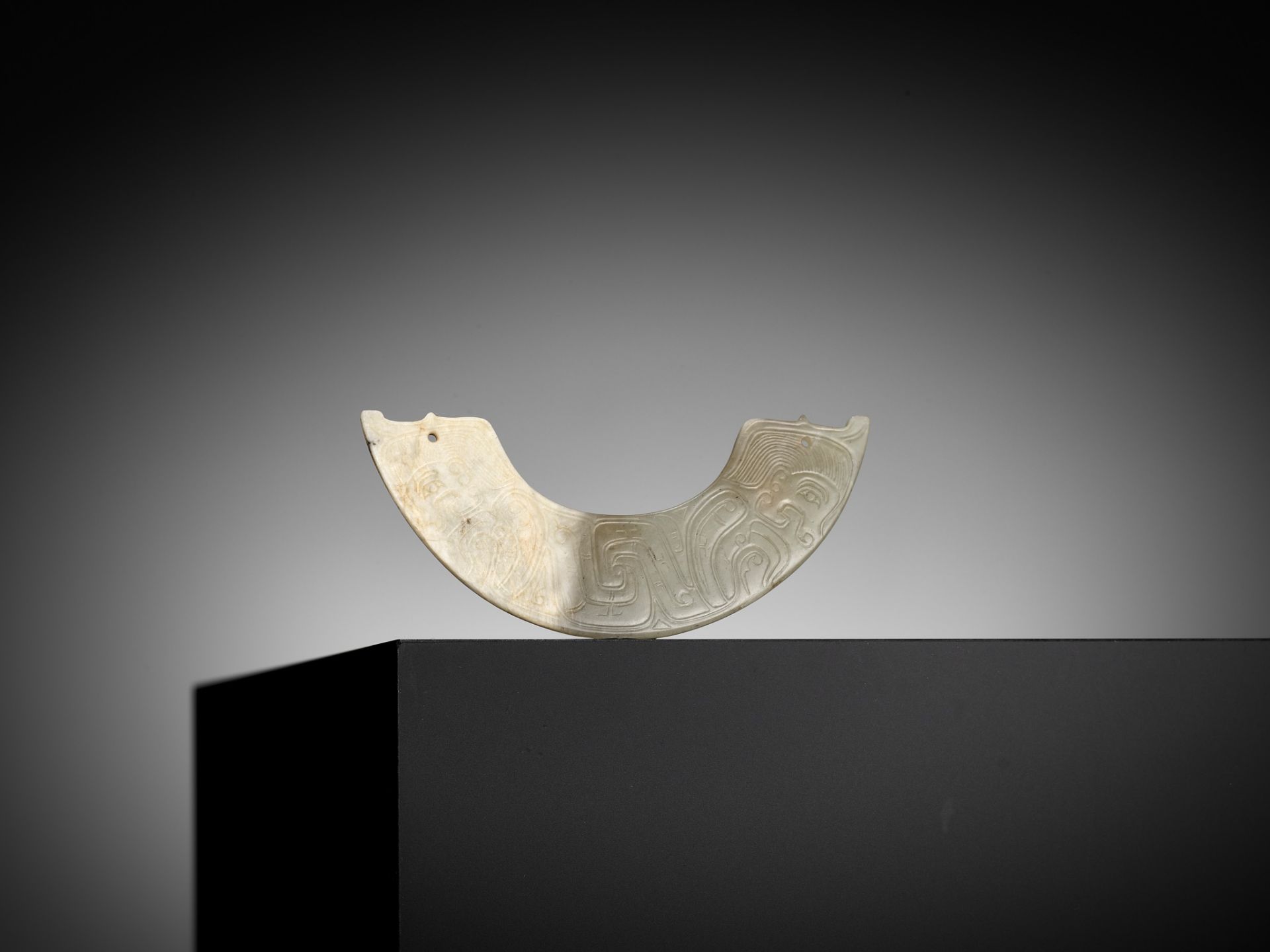 A SMALL PALE CELADON JADE 'HUMAN FIGURE' ORNAMENT, HUANG, WESTERN ZHOU DYNASTY - Image 10 of 11