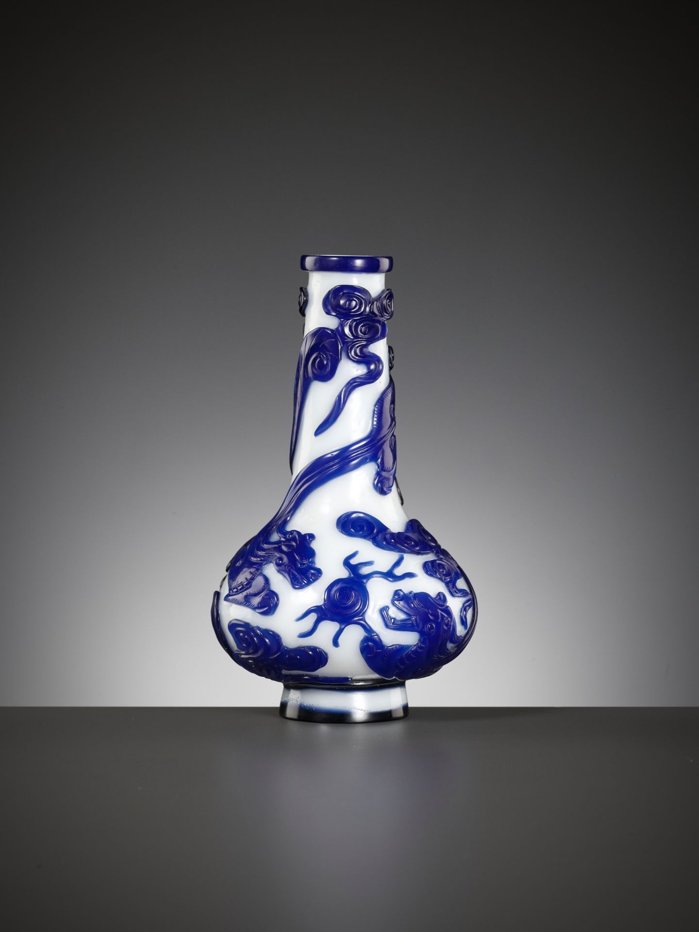 A SAPPHIRE-BLUE OVERLAY GLASS 'CHILONG' BOTTLE VASE, QIANLONG MARK AND POSSIBLY OF THE PERIOD - Bild 10 aus 15