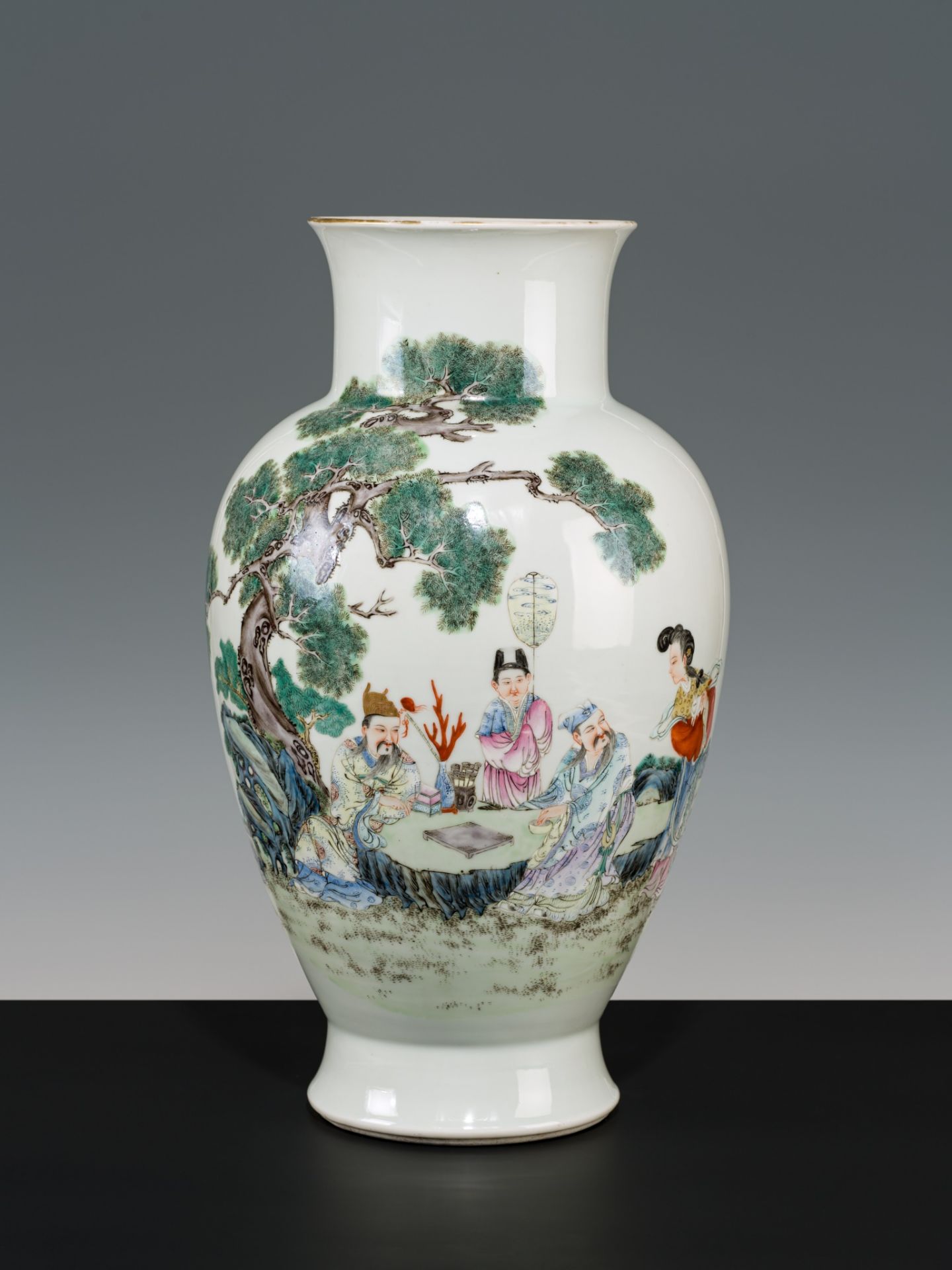 A FAMILLE ROSE 'SCHOLARS' VASE, SHENDETANG ZHI MARK, REPUBLIC PERIOD - Bild 8 aus 12