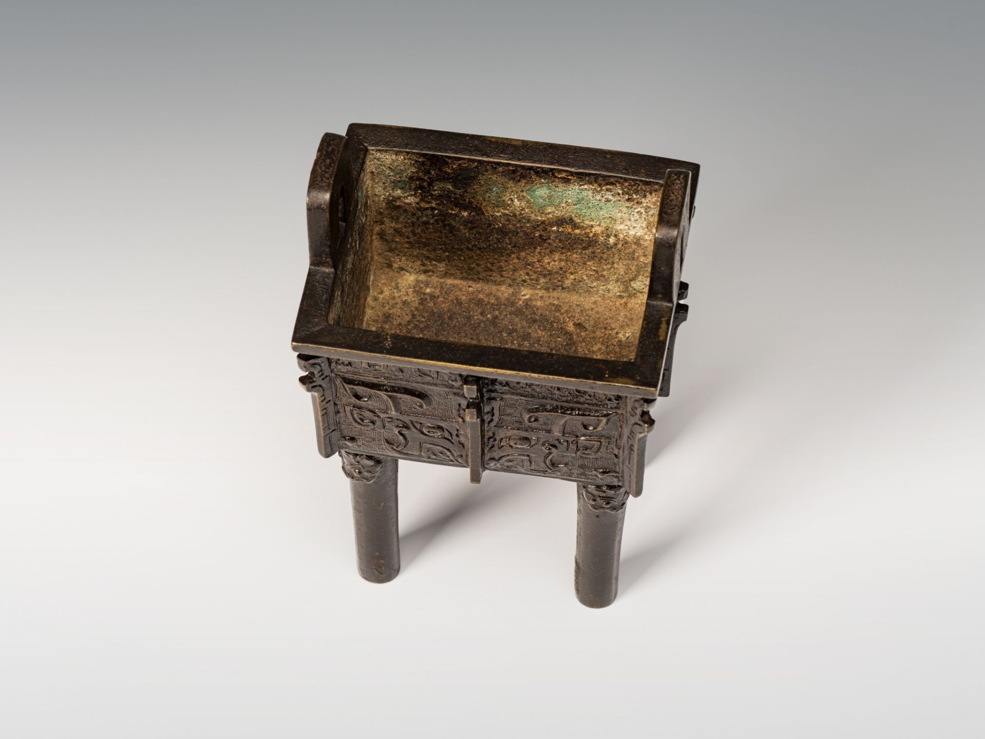 AN ARCHAISTIC BRONZE VESSEL, FANGDING, CHINA, 17TH CENTURY - Image 11 of 13