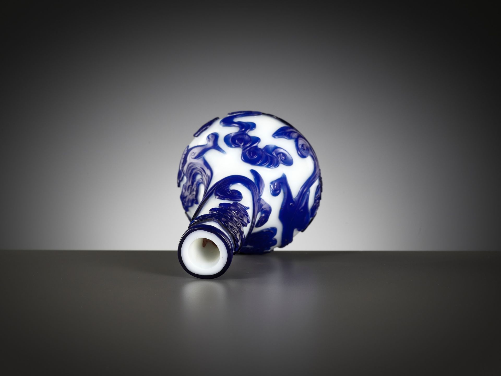 A SAPPHIRE-BLUE OVERLAY GLASS 'CHILONG' BOTTLE VASE, QIANLONG MARK AND POSSIBLY OF THE PERIOD - Bild 11 aus 15