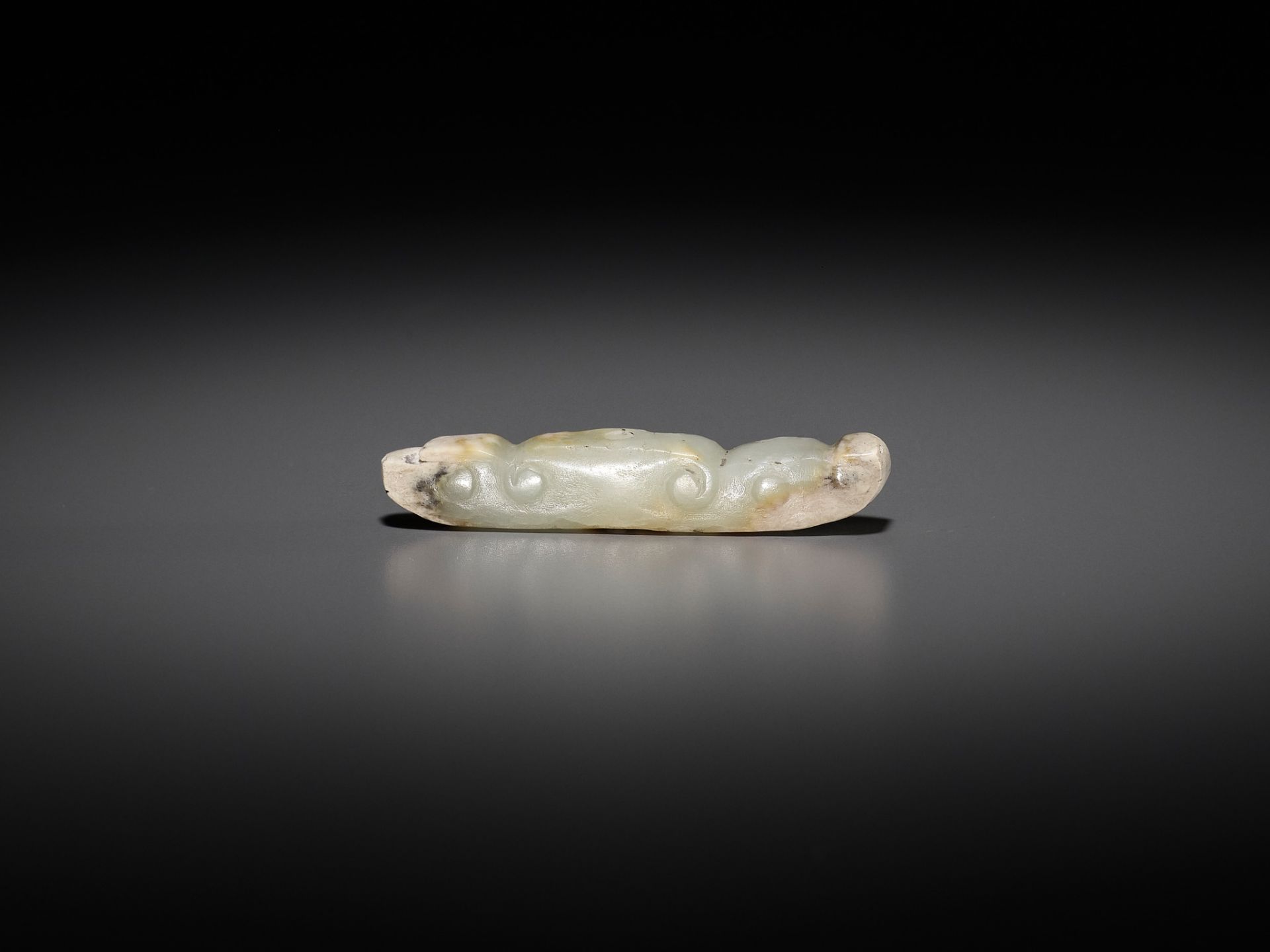 A JADE 'SILKWORM' PENDANT, LATE NEOLITHIC PERIOD TO SHANG DYNASTY - Image 6 of 12