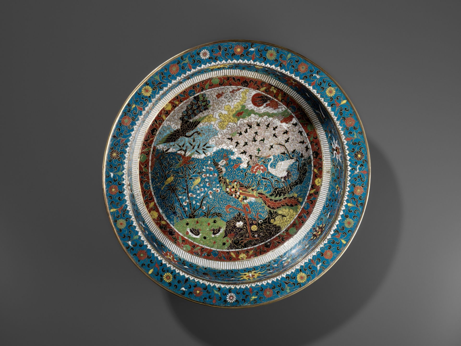 A LARGE 'BIRDS WORSHIPPING THE PHOENIX' CLOISONNE BASIN, MING DYNASTY - Image 14 of 14