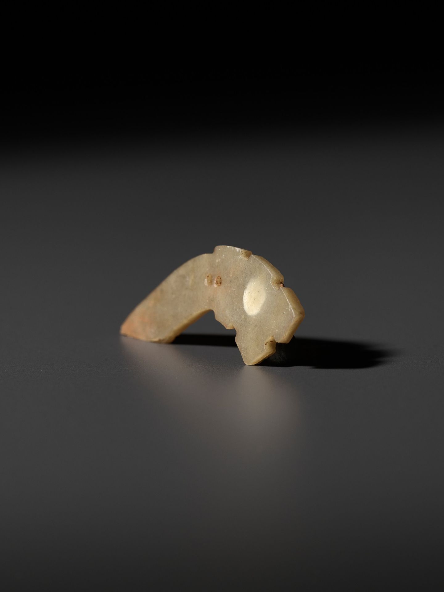 A JADE 'DRAGON' MINIATURE PENDANT, WARRING STATES PERIOD - Image 6 of 11