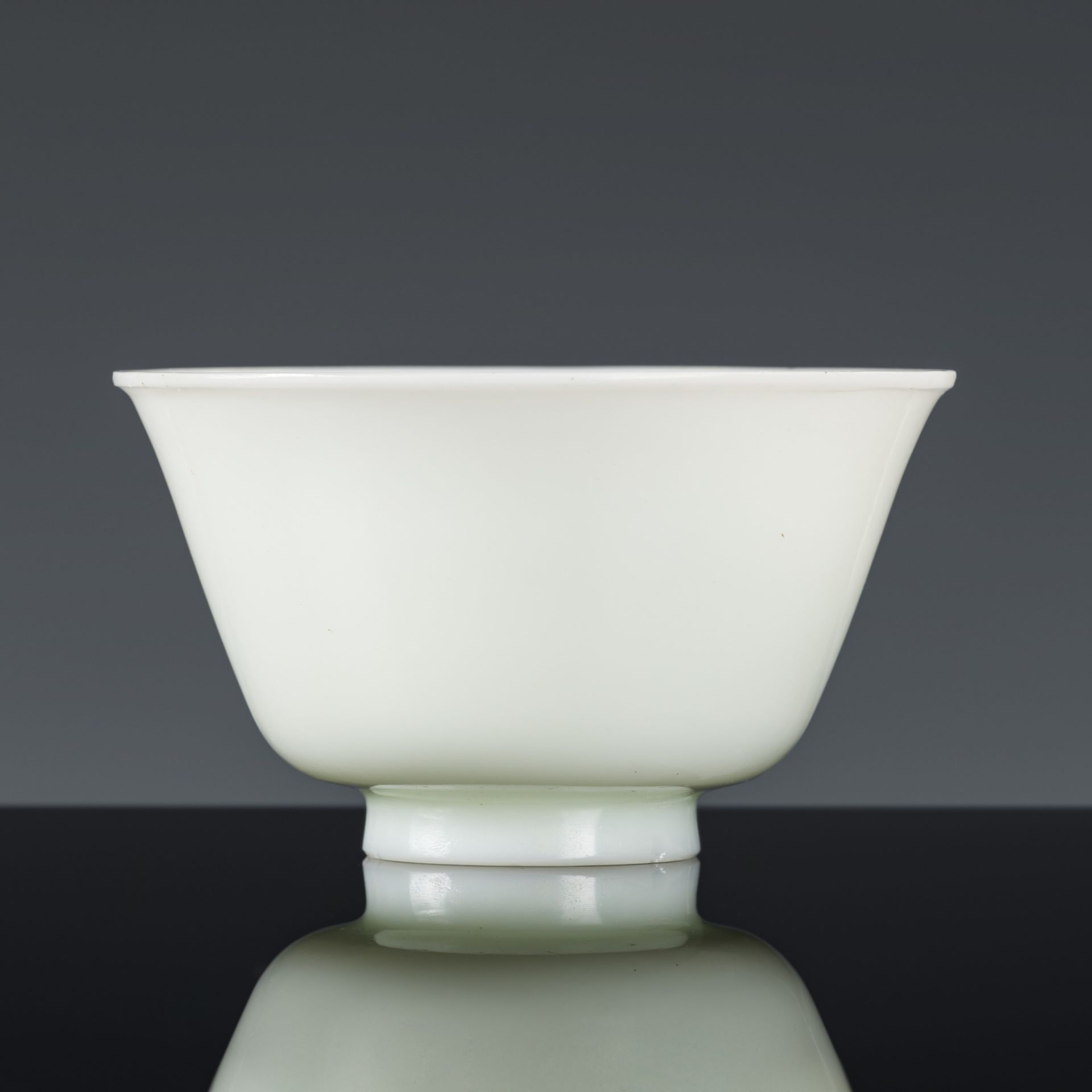 AN 'IMITATION JADE' WHITE GLASS BOWL, MID-QING DYNASTY - Image 9 of 9