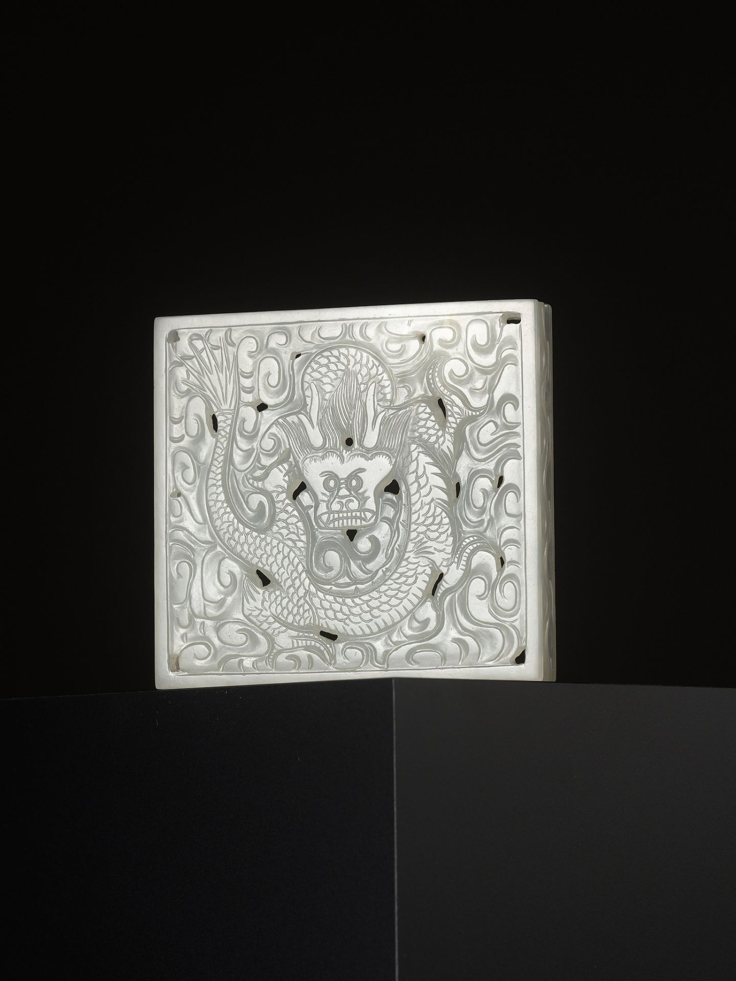 A WHITE JADE OPENWORK POMANDER BOX AND COVER, QIANLONG PERIOD - Image 9 of 12