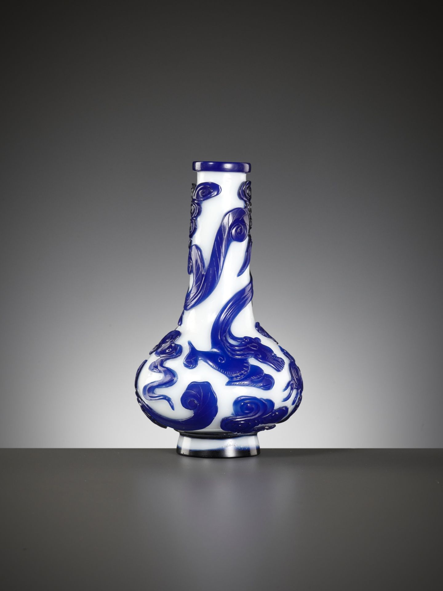 A SAPPHIRE-BLUE OVERLAY GLASS 'CHILONG' BOTTLE VASE, QIANLONG MARK AND POSSIBLY OF THE PERIOD - Bild 9 aus 15