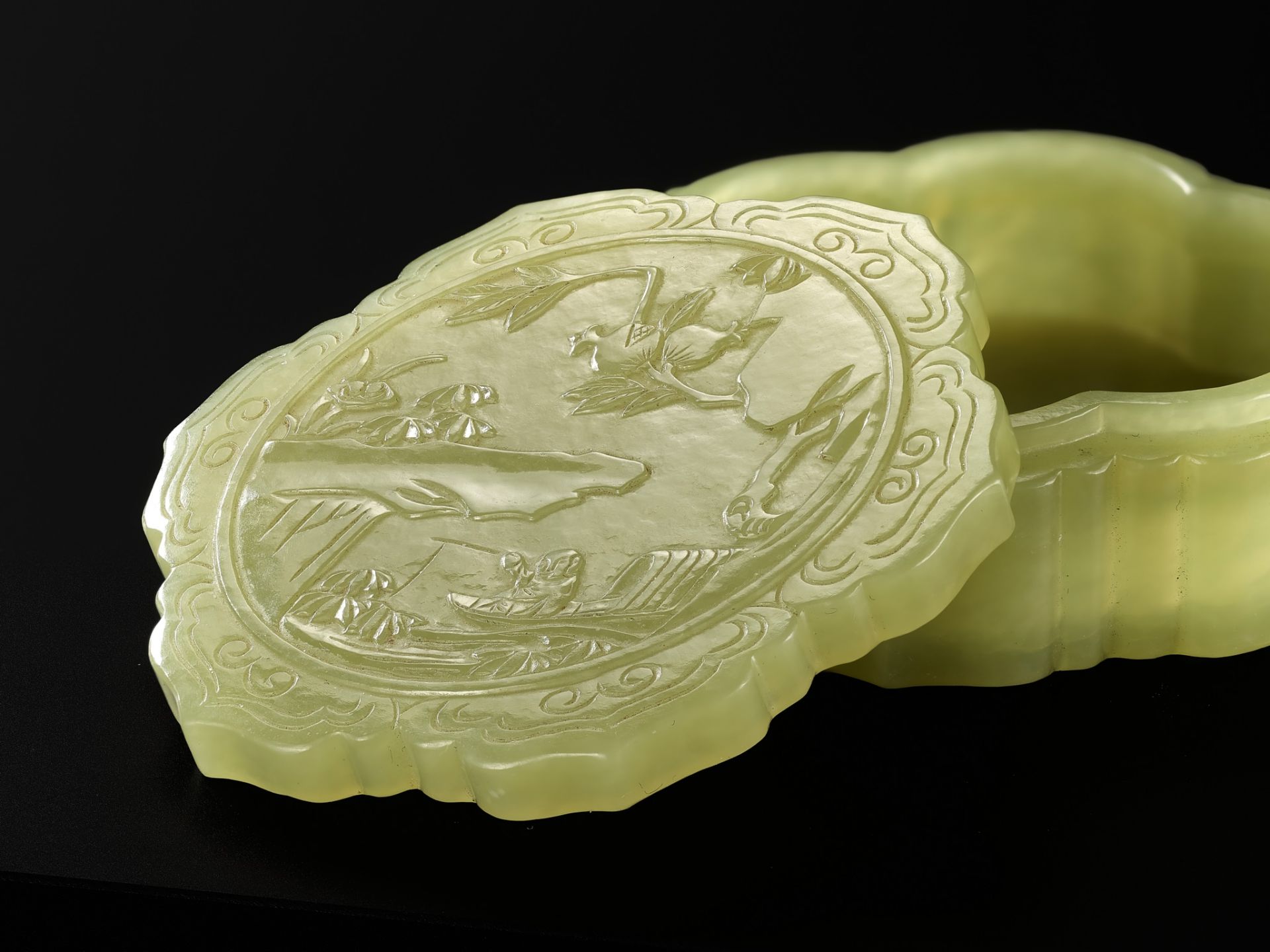 A YELLOW JADE RUYI-LOBED BOX AND COVER, QIANLONG PERIOD - Image 4 of 11