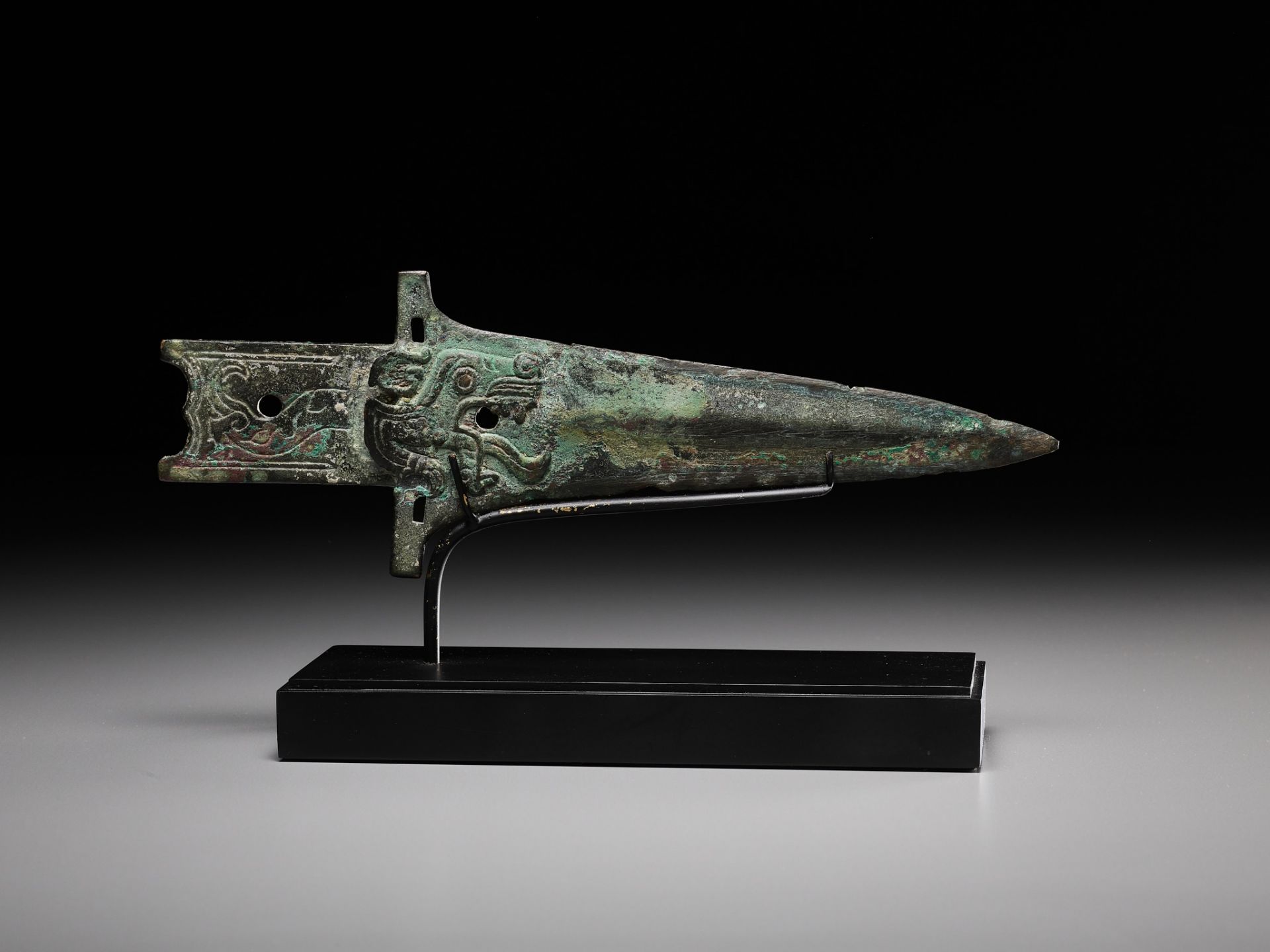 A BRONZE 'TIGER' HALBERD BLADE, ZHONGHU GE, EASTERN ZHOU DYNASTY, WARRING STATES PERIOD - Image 9 of 14