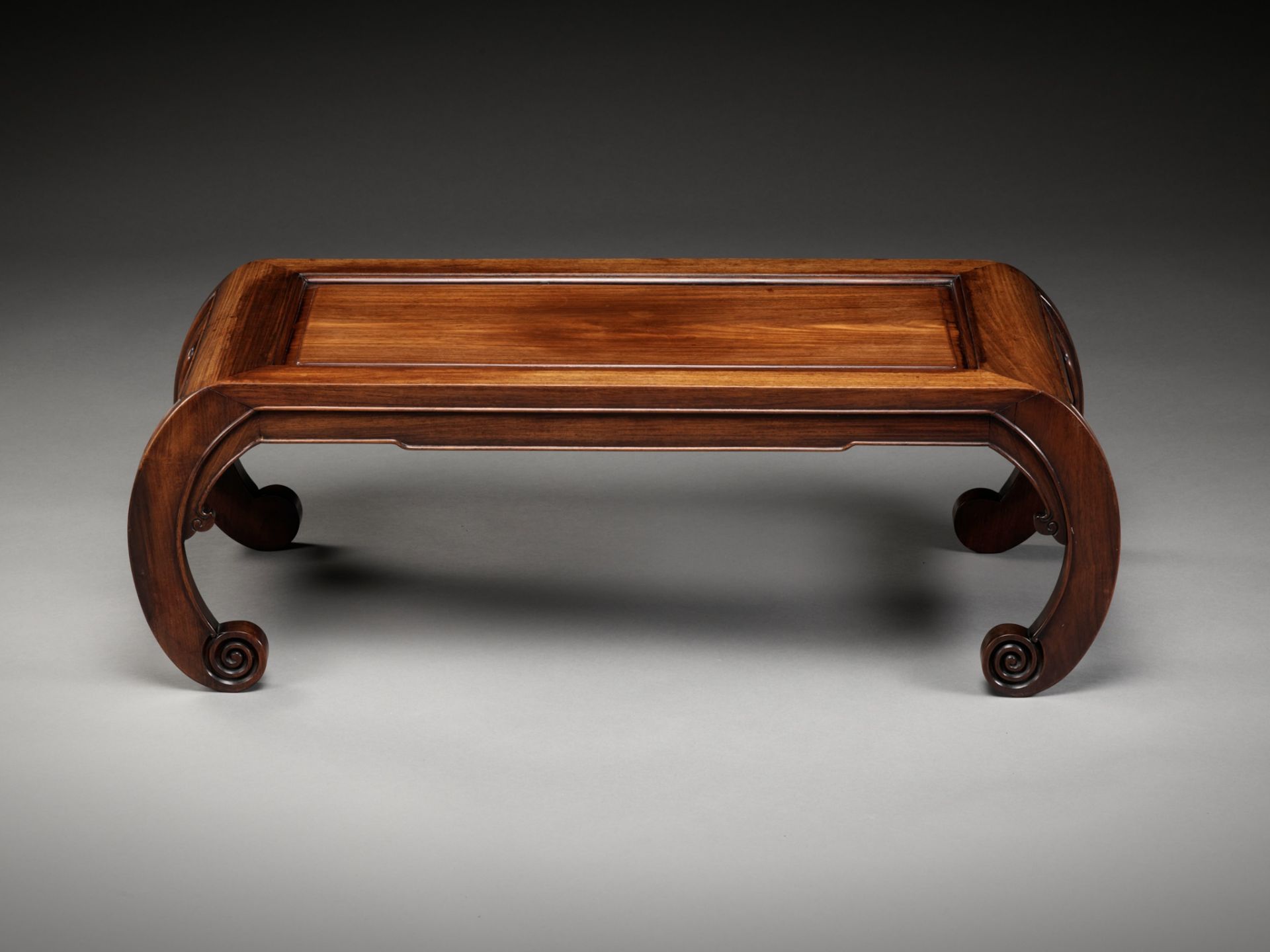 A HUANGHUALI KANG TABLE, CHINA, LAST QUARTER OF THE 18TH CENTURY - Bild 9 aus 12