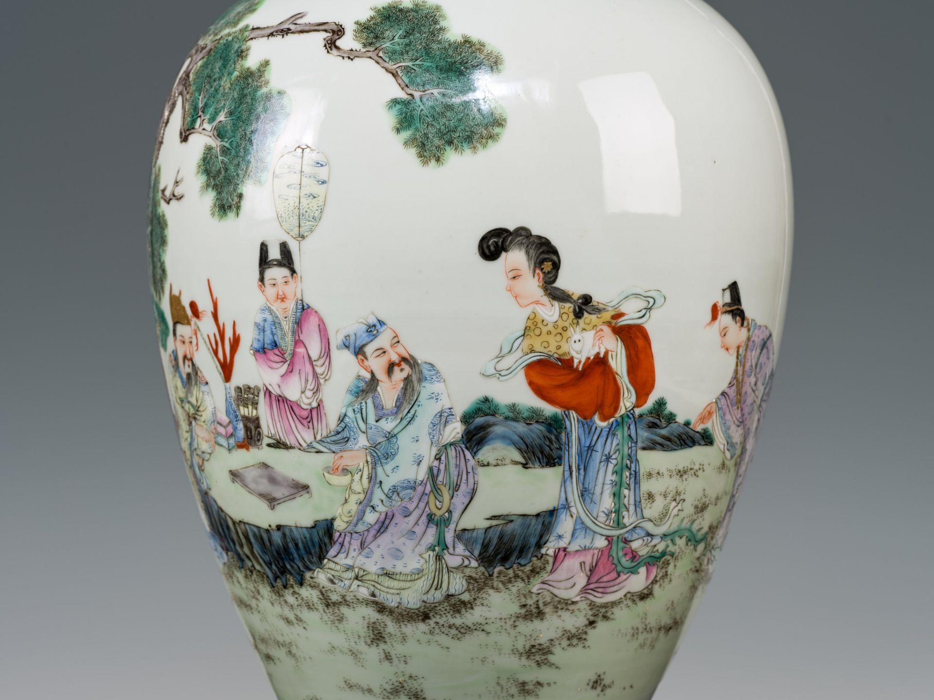 A FAMILLE ROSE 'SCHOLARS' VASE, SHENDETANG ZHI MARK, REPUBLIC PERIOD - Bild 6 aus 12