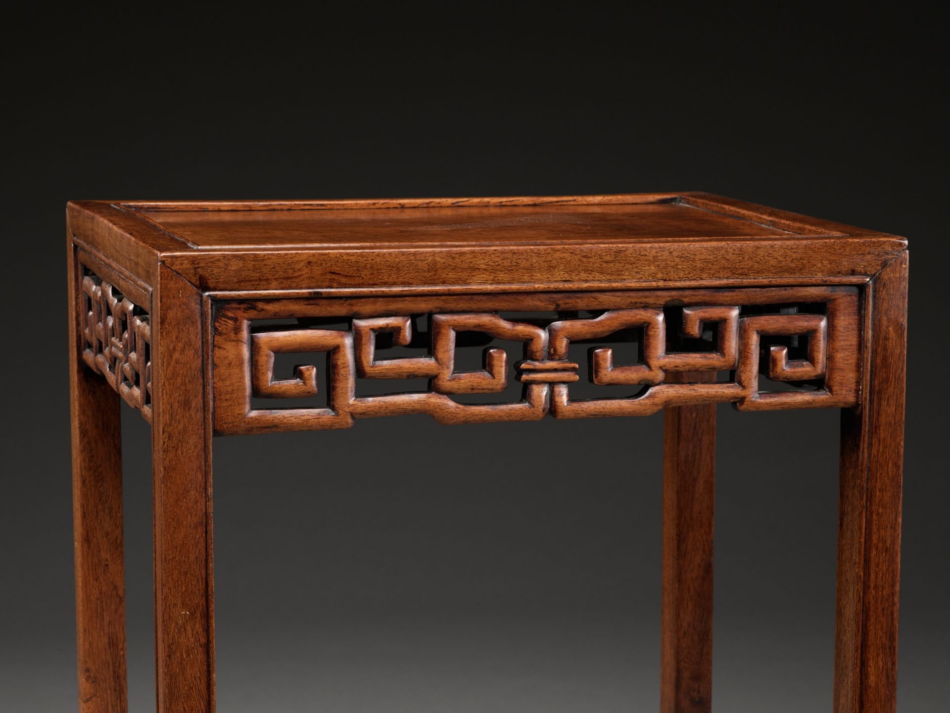 A HONGMU SIDE TABLE, LATE QING DYNASTY TO EARLY REPUBLIC PERIOD - Bild 2 aus 11