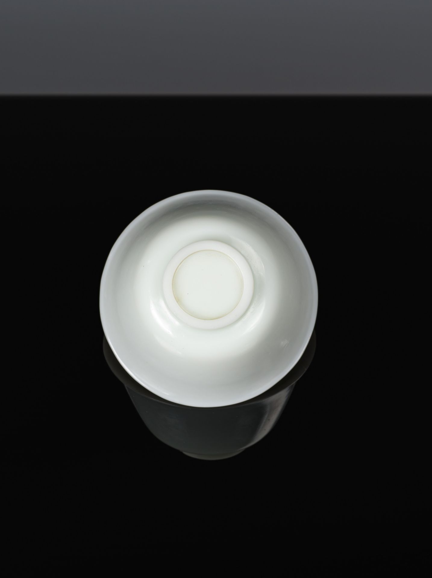 AN 'IMITATION JADE' WHITE GLASS BOWL, MID-QING DYNASTY - Image 8 of 9