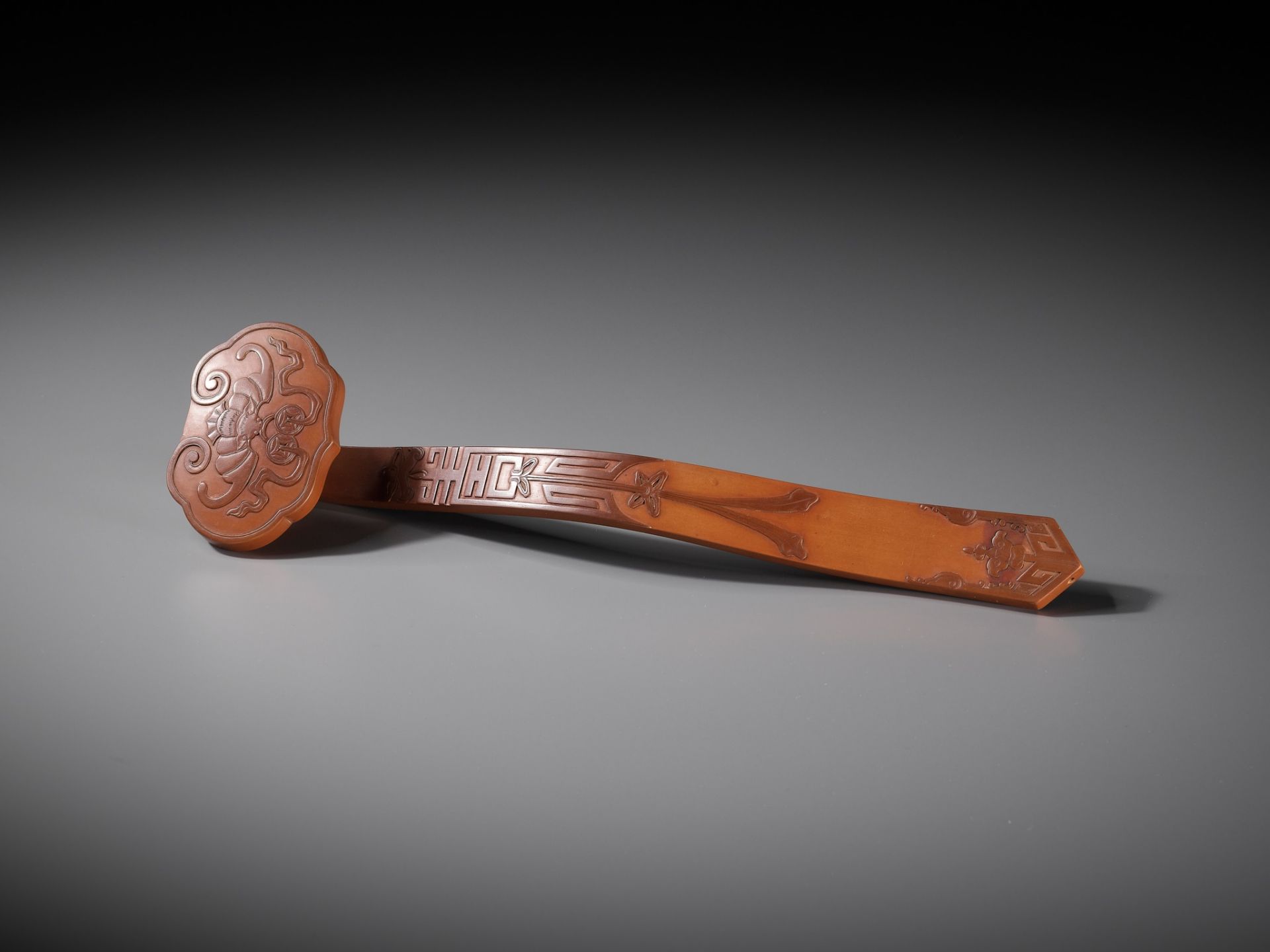A RARE BAMBOO-VENEER RUYI SCEPTRE, QIANLONG PERIOD, IMPERIALLY INSCRIBED WITH A POEM - Bild 14 aus 15