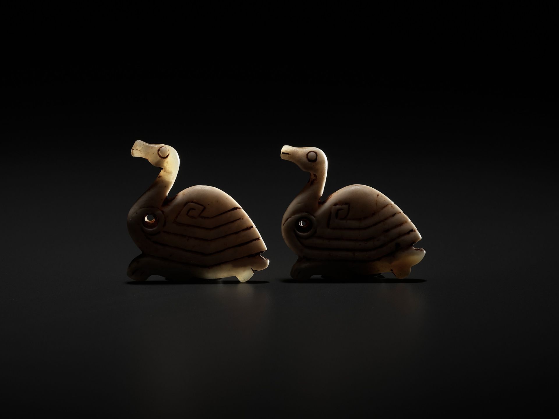 AN EXTREMELY RARE PAIR OF JADE 'GEESE' PENDANTS, SHANG DYNASTY - Image 9 of 12