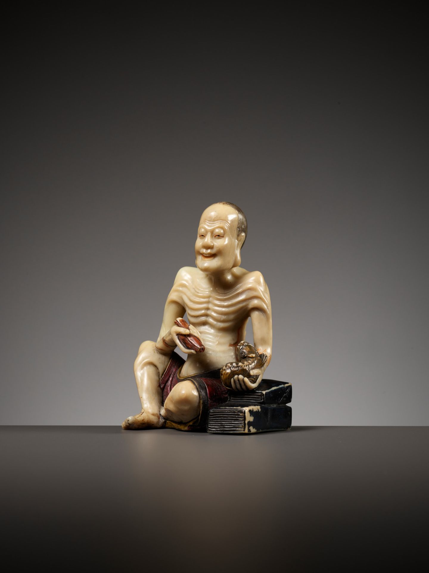 A SOAPSTONE FIGURE OF VIJRAPUTRA, MID-QING DYNASTY - Image 8 of 16