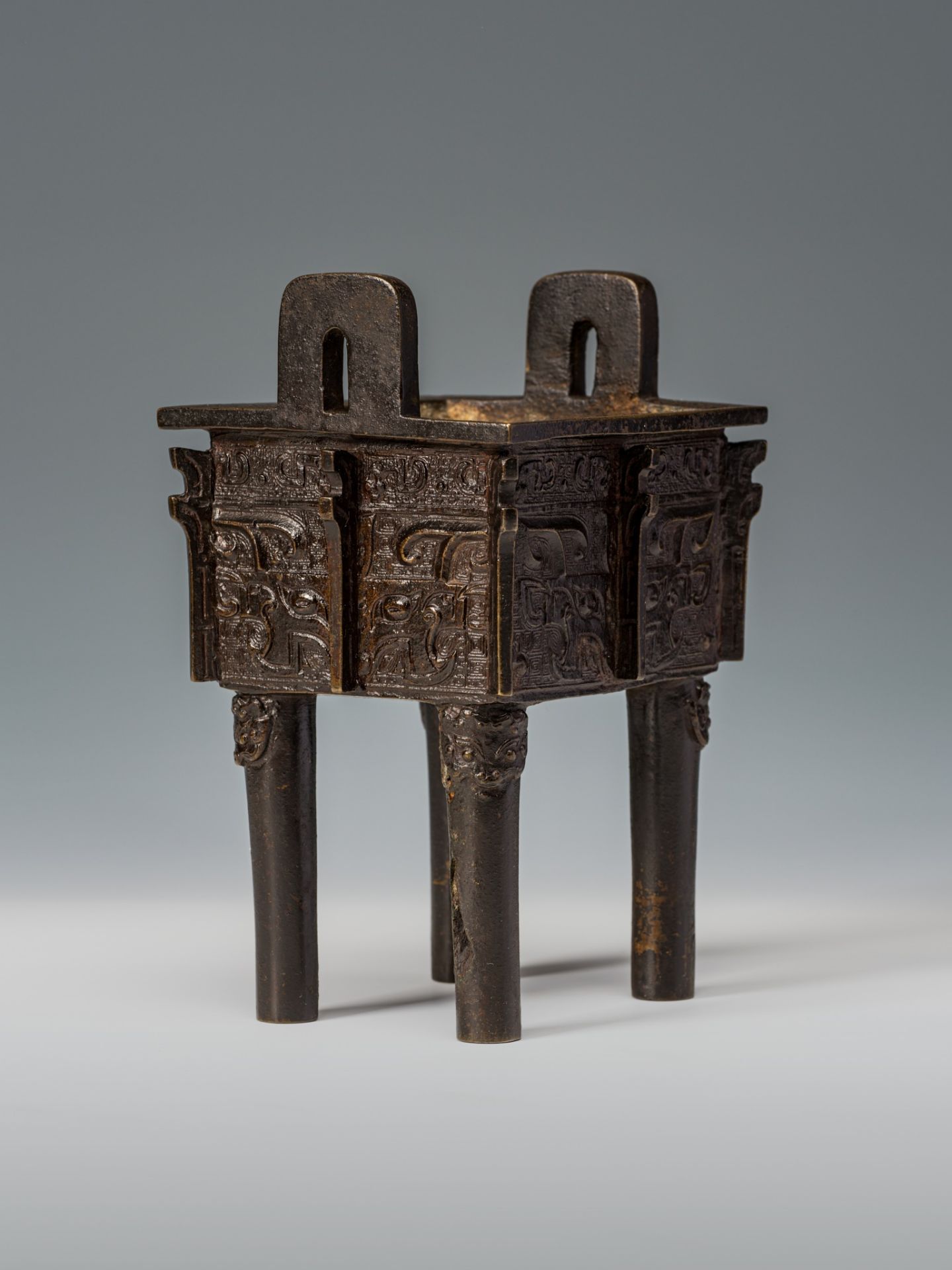 AN ARCHAISTIC BRONZE VESSEL, FANGDING, CHINA, 17TH CENTURY - Image 8 of 13