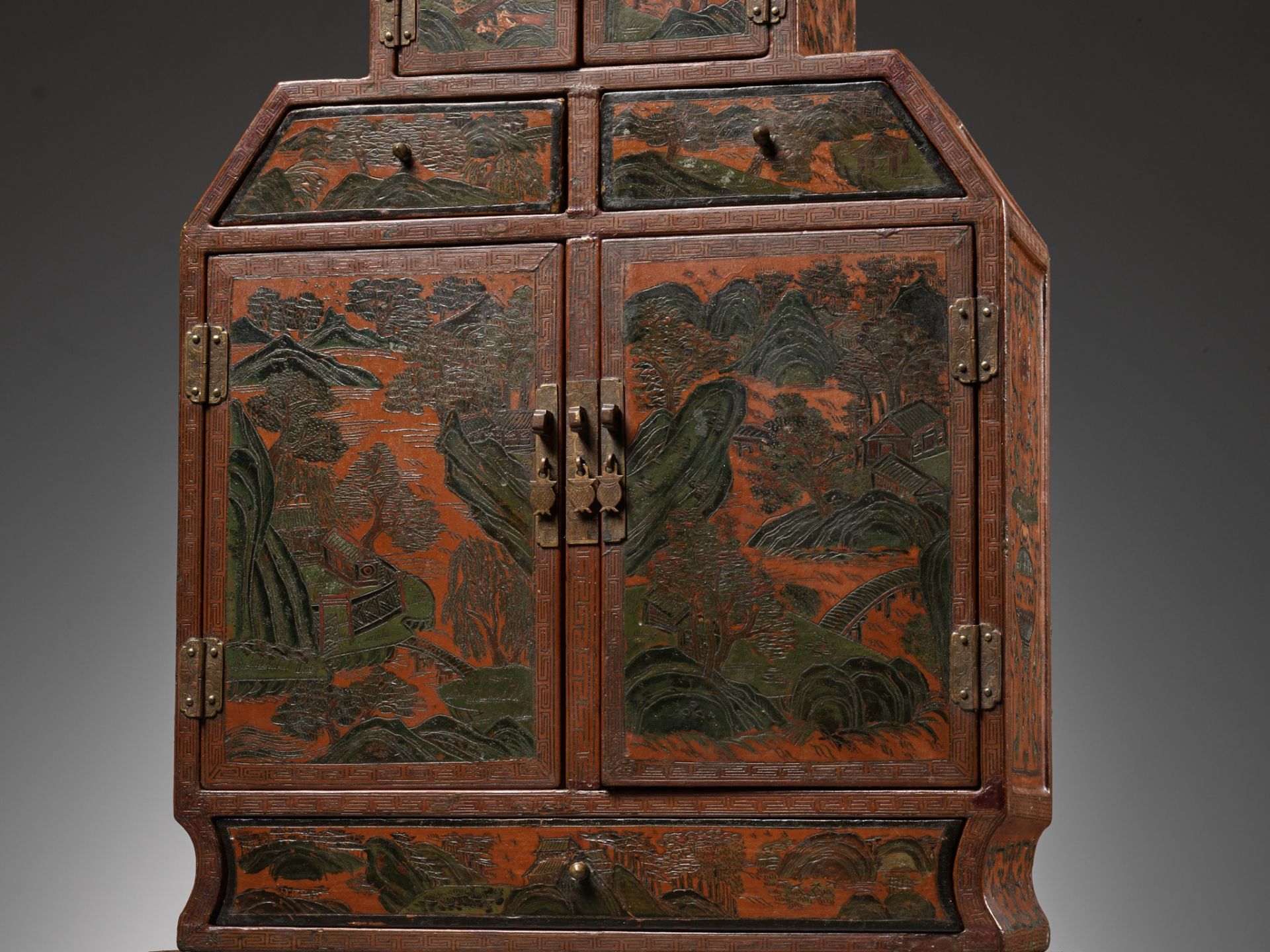 A TIANQI AND QIANGJIN LACQUER CABINET, QIANLONG TO JIAQING PERIOD - Bild 2 aus 10