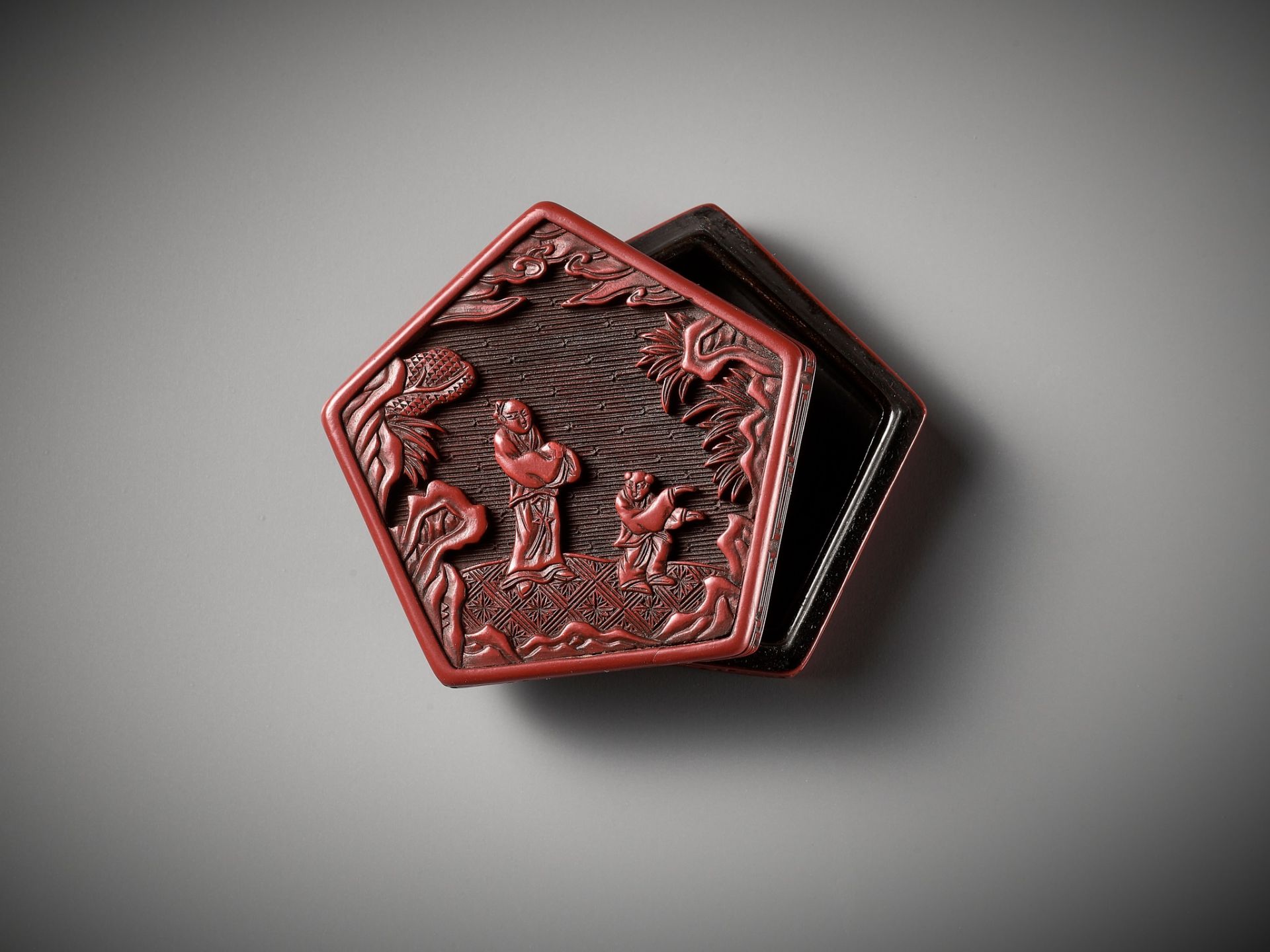 A SMALL CINNABAR LACQUER BOX AND COVER, YUAN TO MID-MING DYNASTY - Bild 3 aus 13