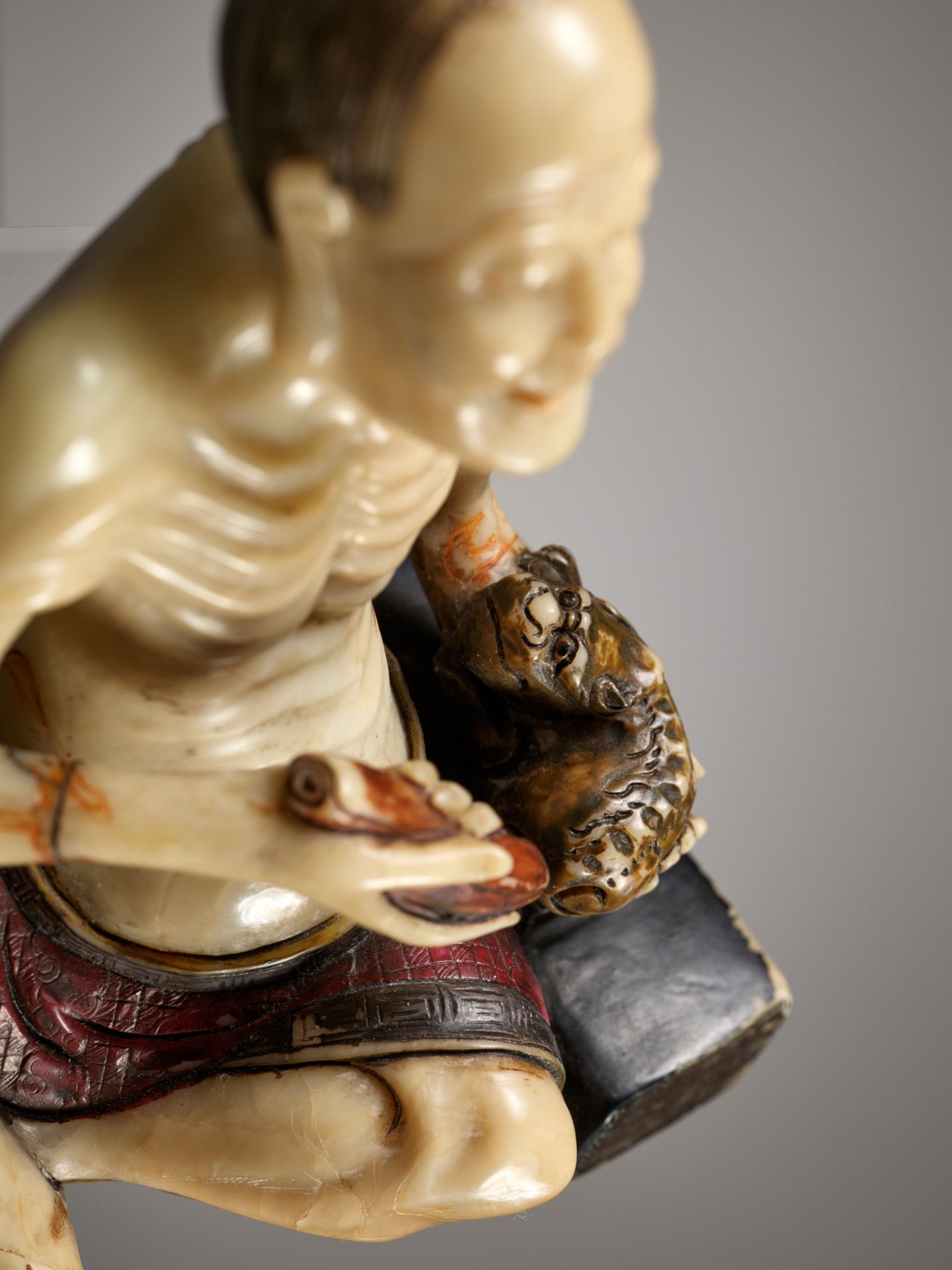 A SOAPSTONE FIGURE OF VIJRAPUTRA, MID-QING DYNASTY - Image 13 of 16