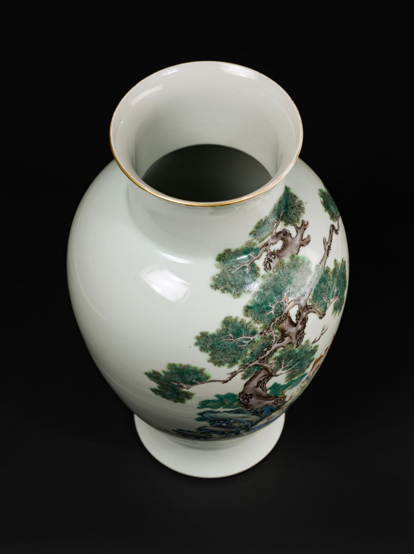 A FAMILLE ROSE 'SCHOLARS' VASE, SHENDETANG ZHI MARK, REPUBLIC PERIOD - Bild 11 aus 12