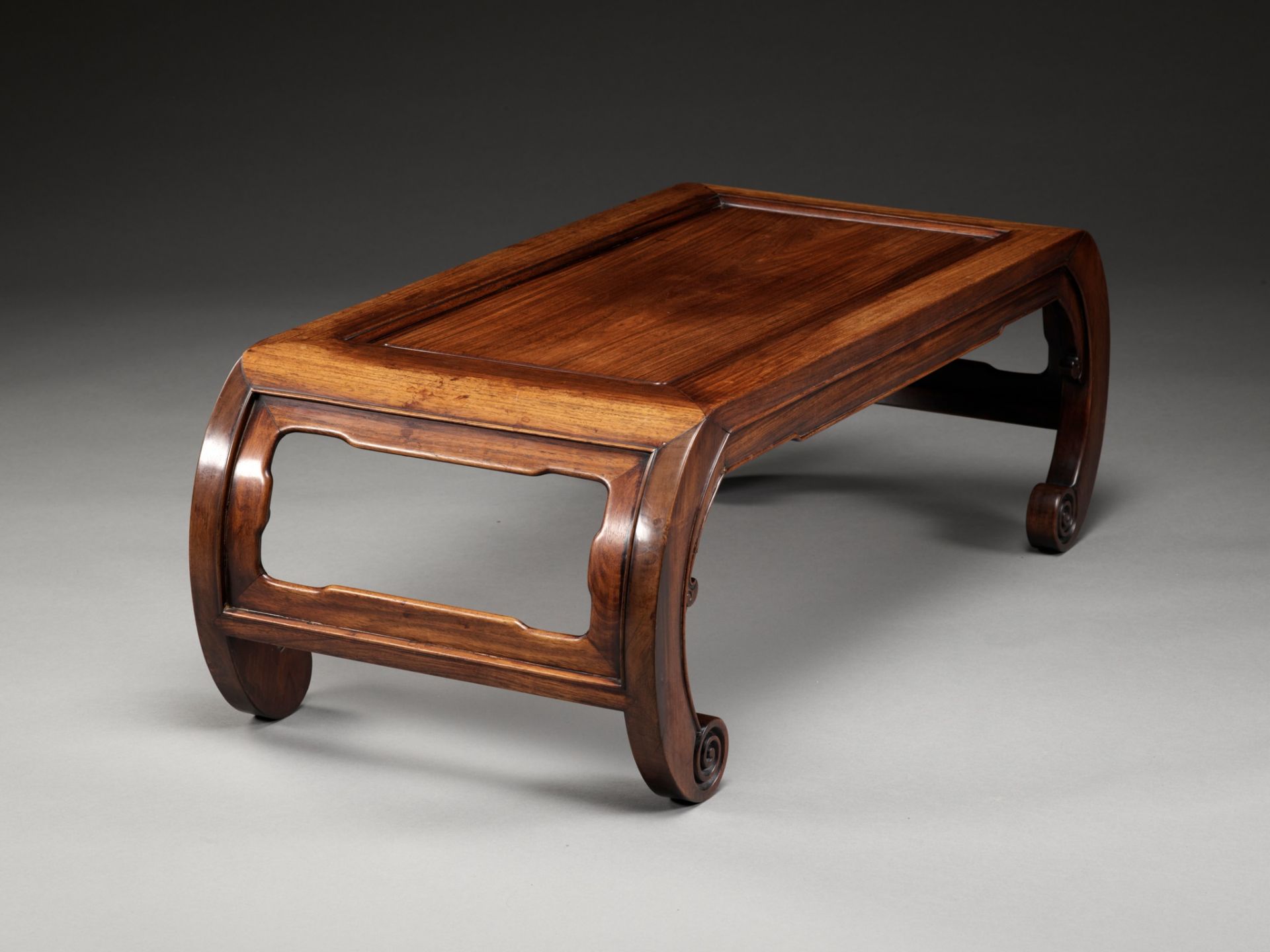 A HUANGHUALI KANG TABLE, CHINA, LAST QUARTER OF THE 18TH CENTURY - Bild 4 aus 12