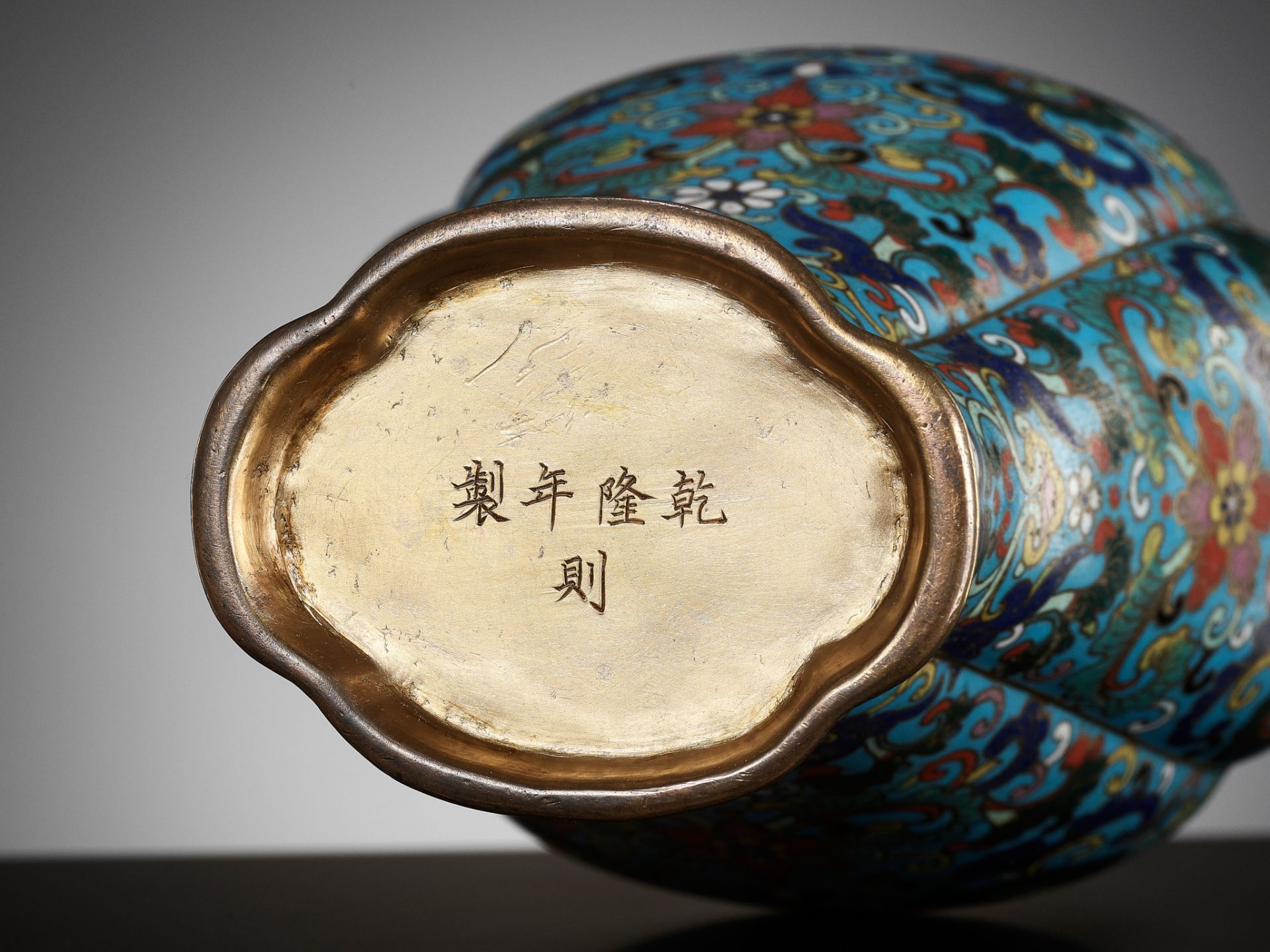 AN IMPERIAL PAIR OF QUADRILOBED CLOISONNÉ ENAMEL ‘LOTUS’ VASES, QIANLONG MARK AND OF THE PERIOD - Image 6 of 17