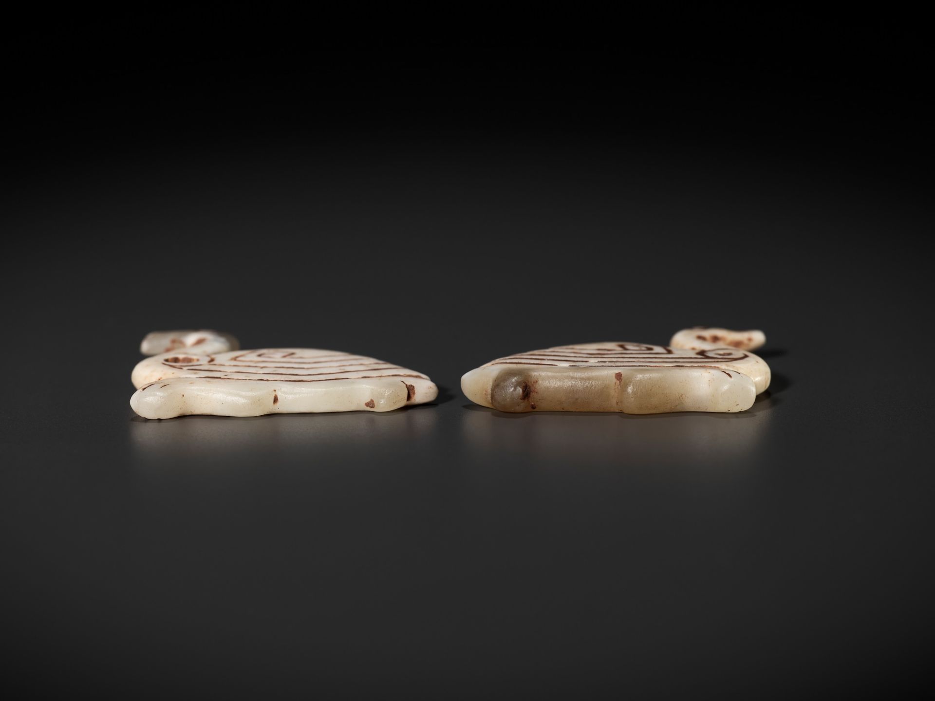AN EXTREMELY RARE PAIR OF JADE 'GEESE' PENDANTS, SHANG DYNASTY - Image 10 of 12