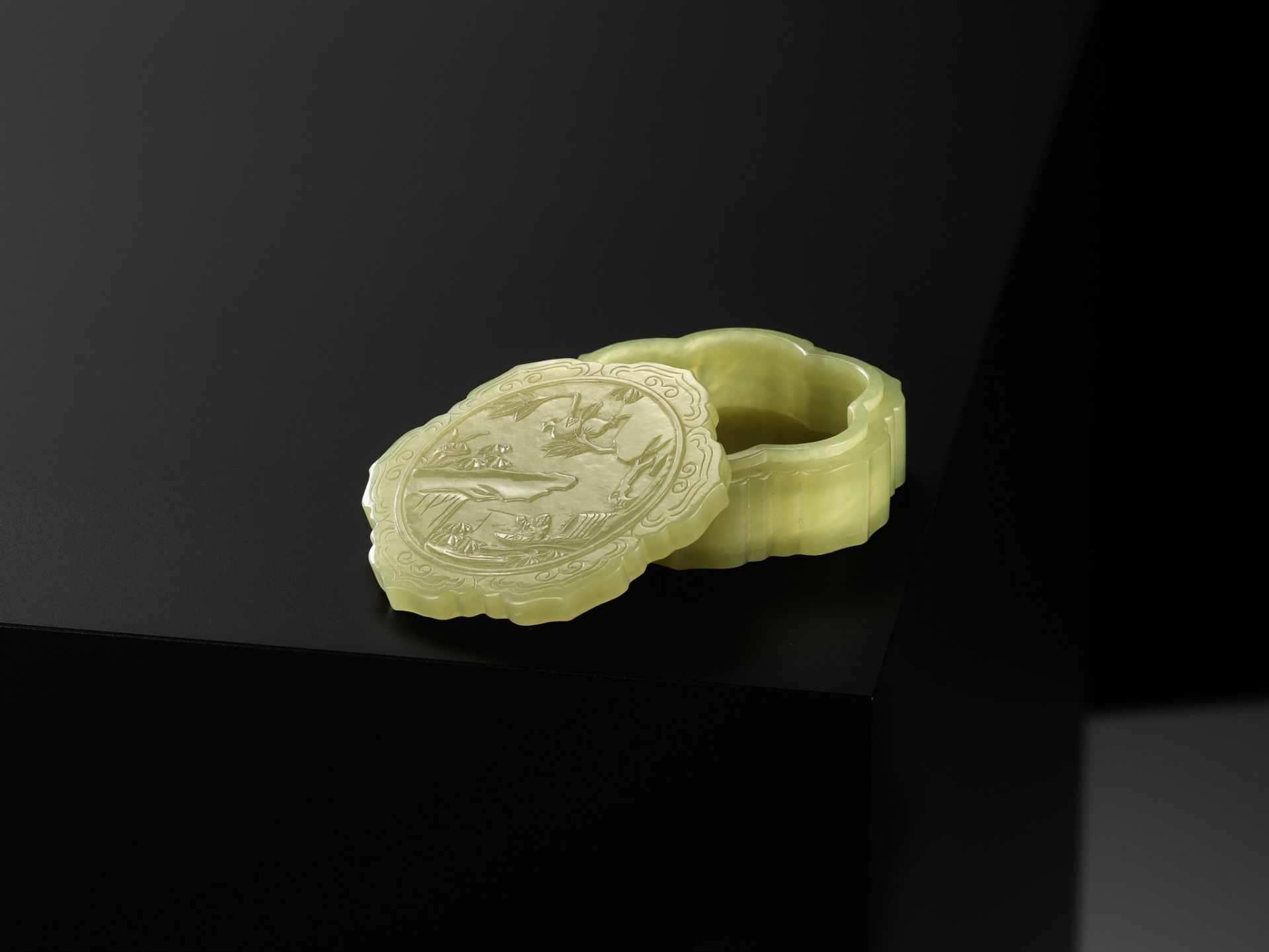 A YELLOW JADE RUYI-LOBED BOX AND COVER, QIANLONG PERIOD - Image 8 of 11