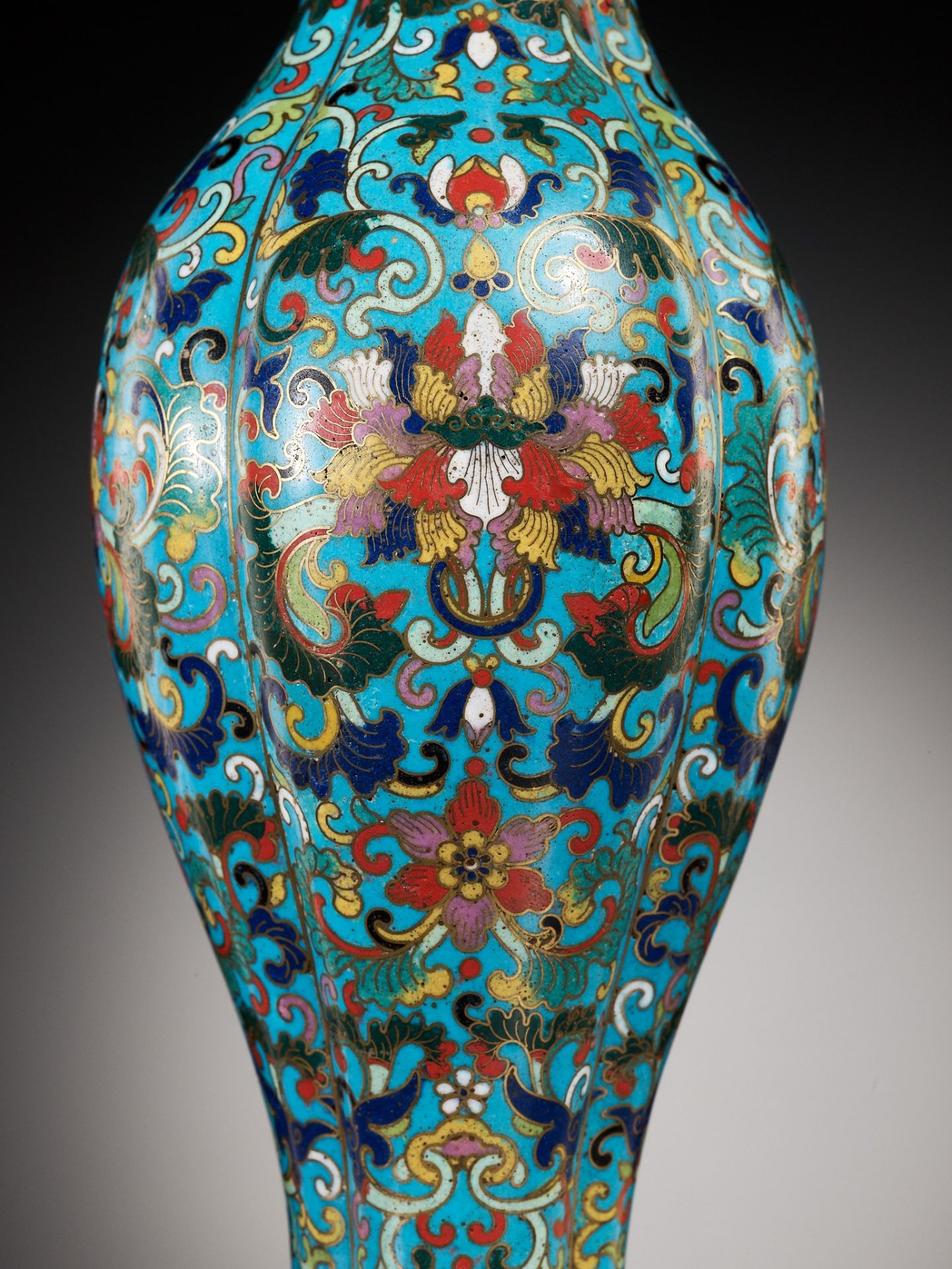 AN IMPERIAL PAIR OF QUADRILOBED CLOISONNÉ ENAMEL ‘LOTUS’ VASES, QIANLONG MARK AND OF THE PERIOD - Image 17 of 17
