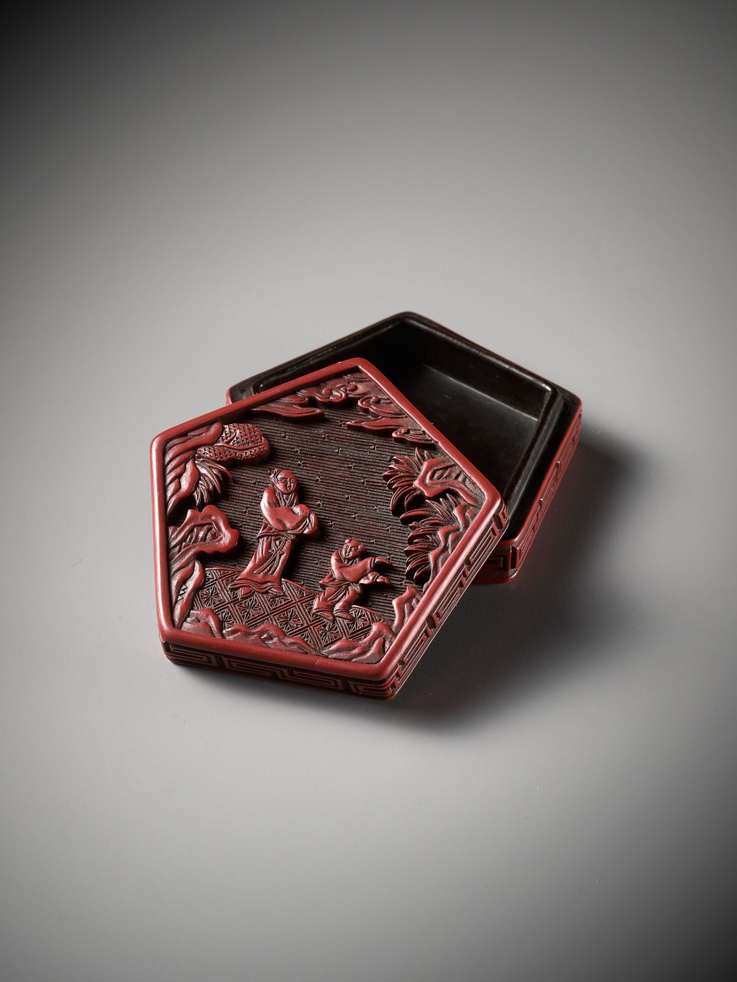 A SMALL CINNABAR LACQUER BOX AND COVER, YUAN TO MID-MING DYNASTY - Bild 8 aus 13