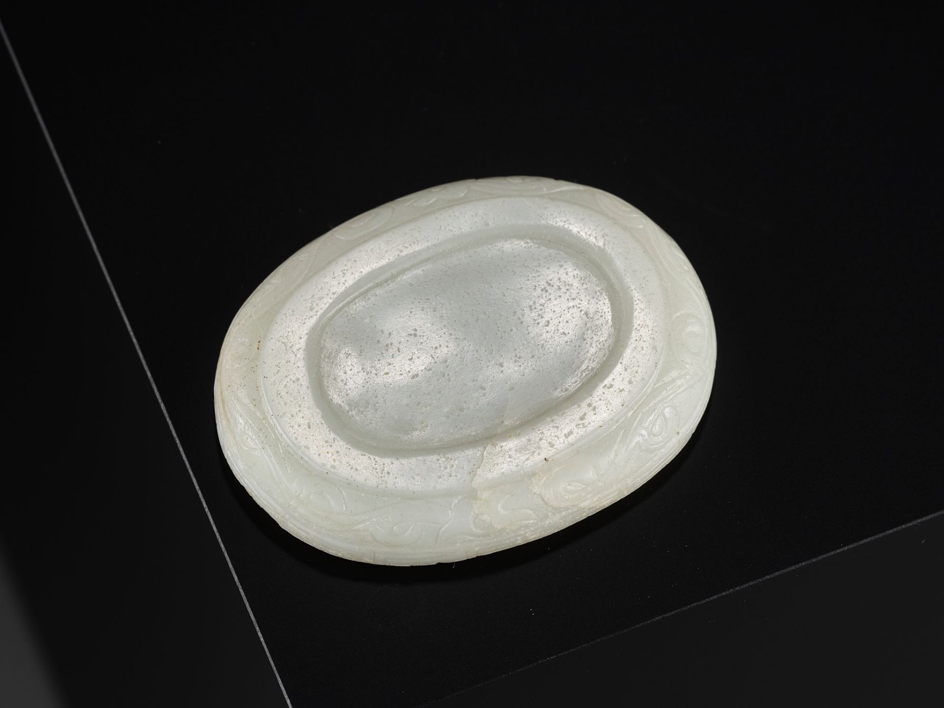 A WHITE JADE 'LYCHEE' BOX AND COVER, LATE MING DYNASTY - Image 8 of 9