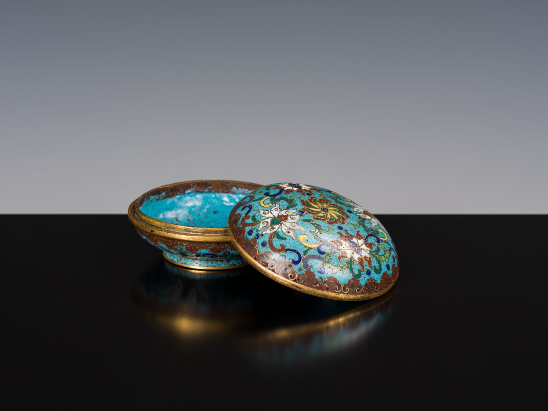 A CLOISONNE ENAMEL CIRCULAR BOX AND COVER, QIANLONG PERIOD - Bild 3 aus 10