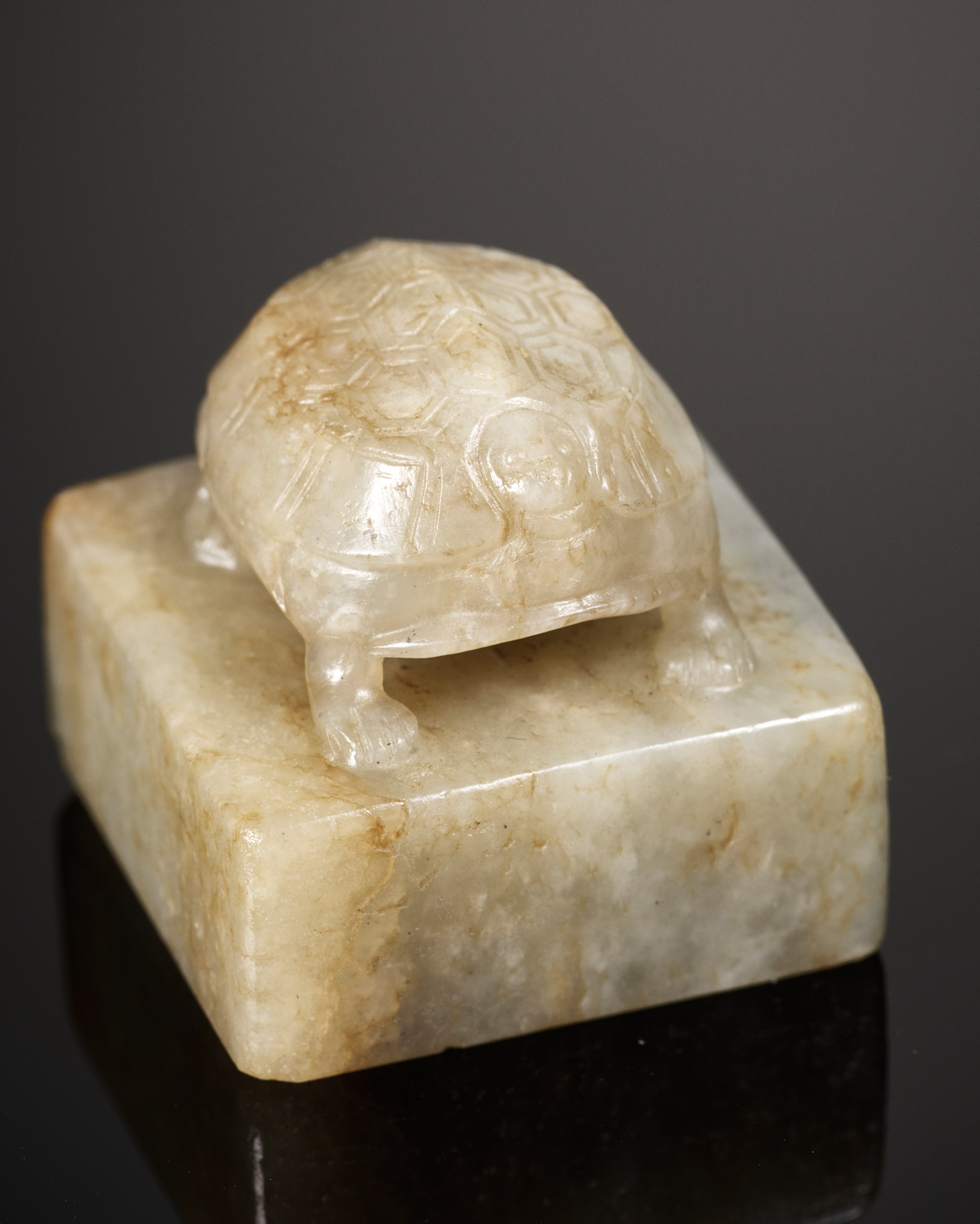 A CELADON JADE 'TURTLE' SEAL, 17TH CENTURY