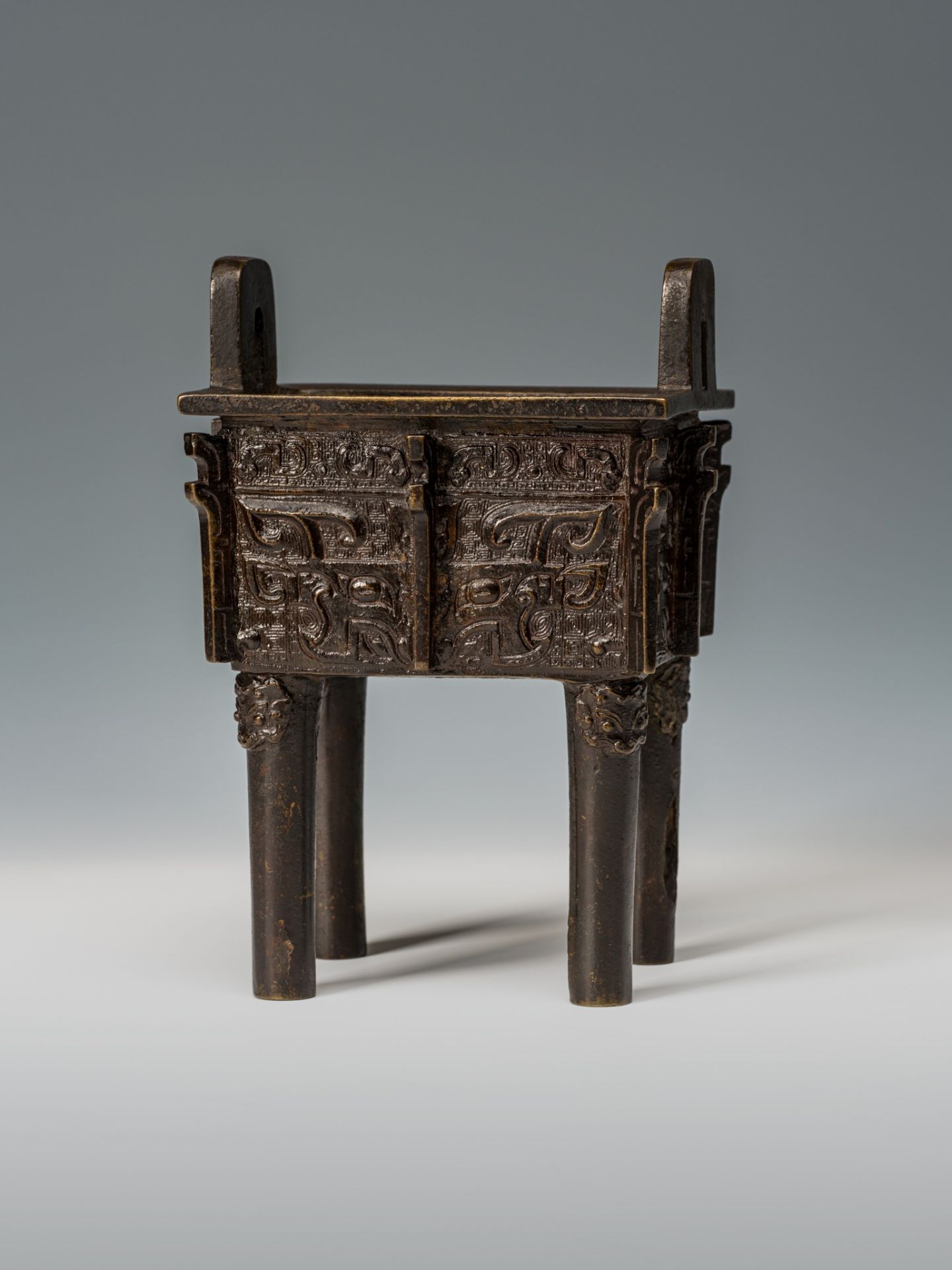 AN ARCHAISTIC BRONZE VESSEL, FANGDING, CHINA, 17TH CENTURY - Image 6 of 13