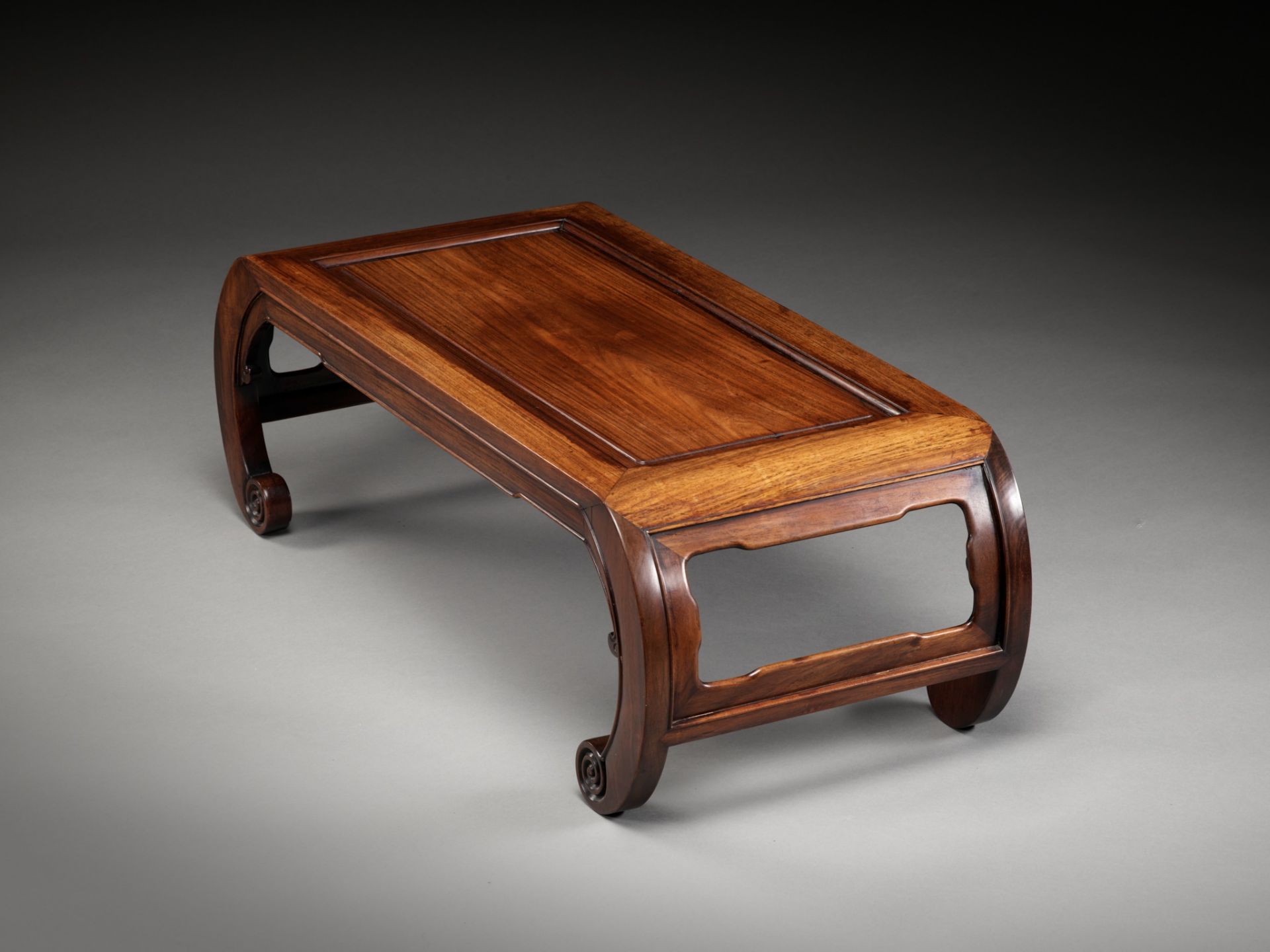 A HUANGHUALI KANG TABLE, CHINA, LAST QUARTER OF THE 18TH CENTURY - Bild 8 aus 12