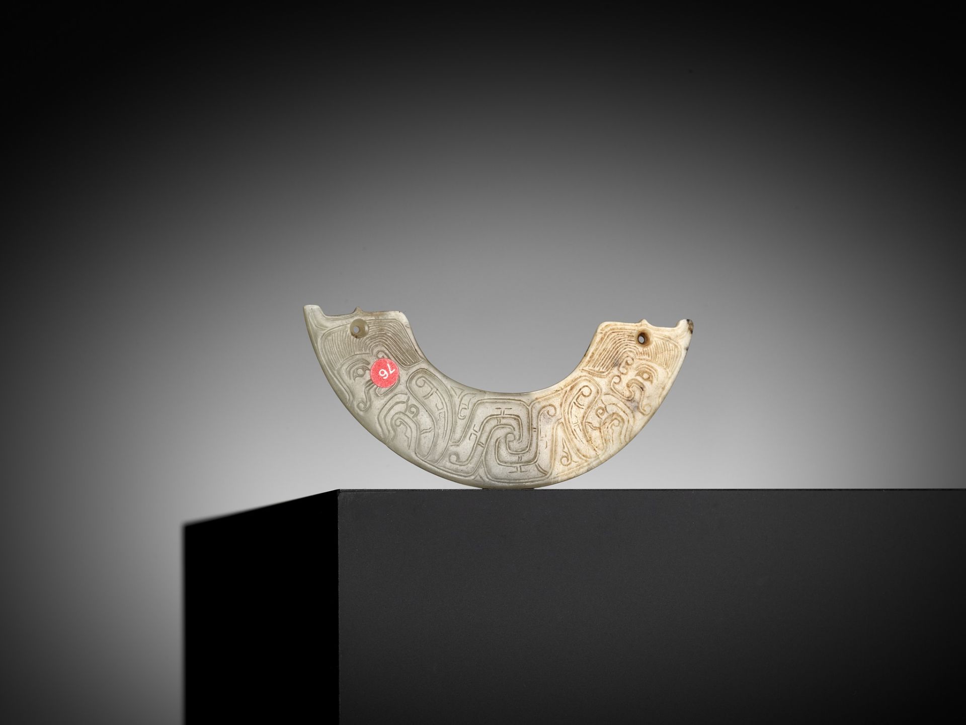 A SMALL PALE CELADON JADE 'HUMAN FIGURE' ORNAMENT, HUANG, WESTERN ZHOU DYNASTY - Image 5 of 11