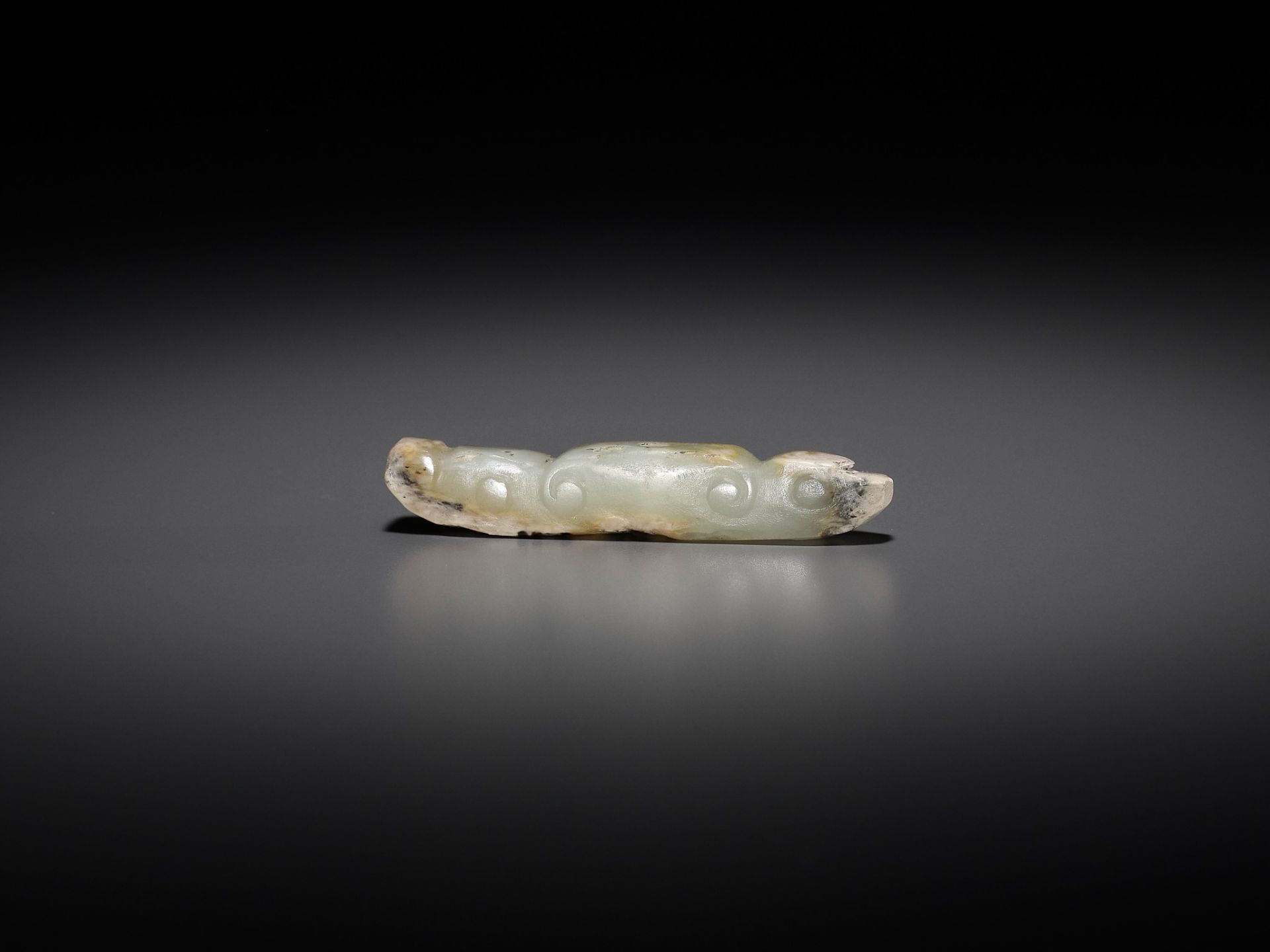 A JADE 'SILKWORM' PENDANT, LATE NEOLITHIC PERIOD TO SHANG DYNASTY - Image 3 of 12