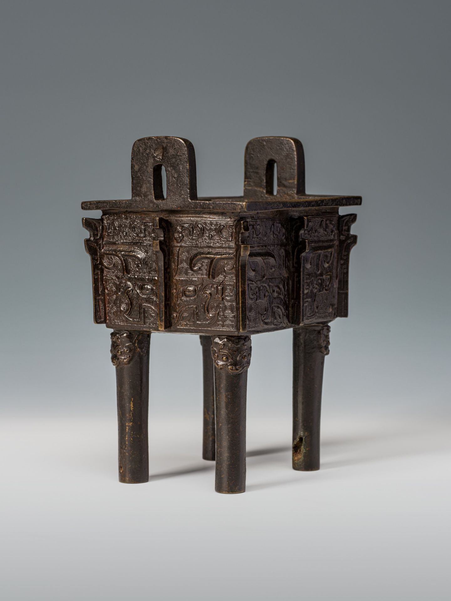 AN ARCHAISTIC BRONZE VESSEL, FANGDING, CHINA, 17TH CENTURY - Image 7 of 13