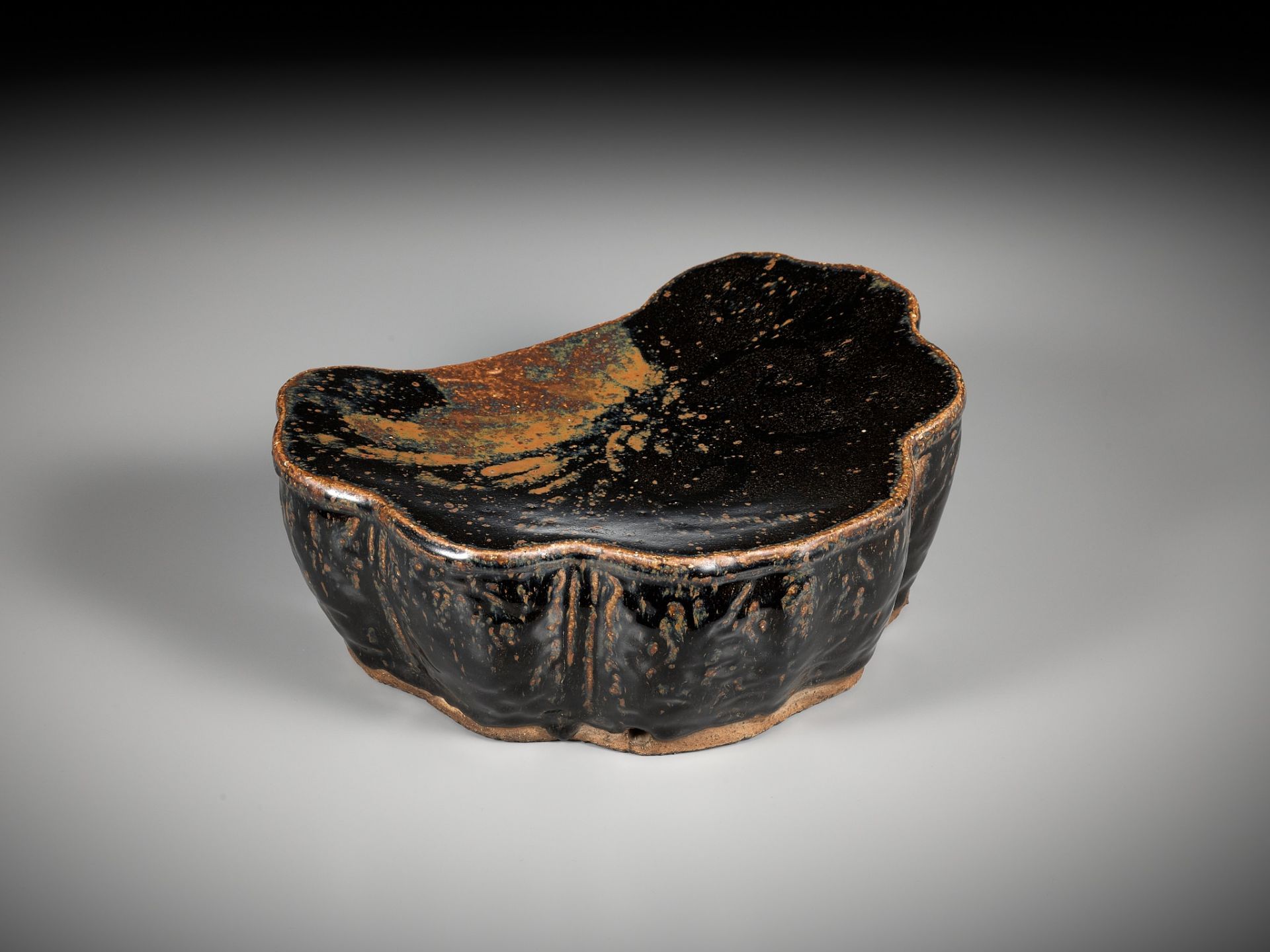 A CIZHOU RUSSET-SPLASHED BLACK-GLAZED PILLOW, SONG DYNASTY - Image 10 of 10